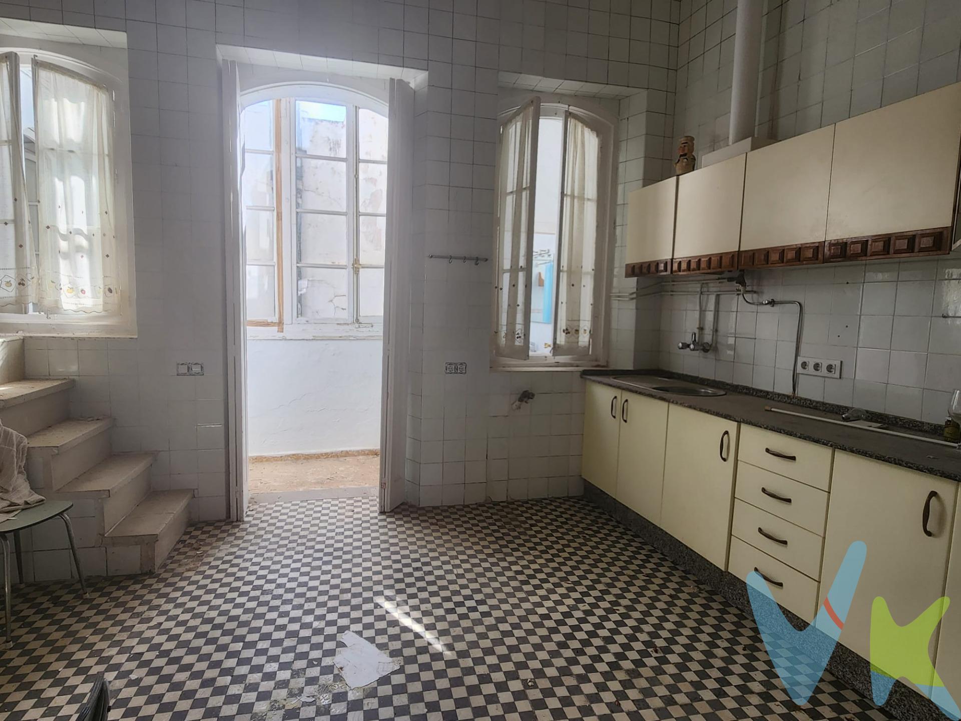 Con vistas inigualables al majestuoso ayuntamiento, esta casa, de 200 metros construidos, enamora a cualquiera que cruce su umbral. Su tipología, elegante y señorial, destaca por sus techos altos y los detalles arquitectónicos que evocan épocas pasadas, llenando de encanto cada rincón. Ubicada en la primera planta, la vivienda se despliega sobre 180 metros útiles, complementados por un encantador castillete de 20 metros que da acceso a una espectacular azotea transitable. Al entrar, somos recibidos por una imponente montera de cristal que actúa como núcleo central, inundando de luz el espacio. Frente a ella, dos amplios salones esperan, cada uno con la calidez de la luz natural que entra por los cuatro balcones que dan a la emblemática calle Real. La vista es un deleite para los sentidos, un constante recordatorio de la vida vibrante que late en la ciudad. Al avanzar hacia el lateral de la casa, descubrimos cuatro habitaciones con amplio espacio, cada una conectada por puertas de paso donde al final del recorrido encontramos un cuarto de baño con mucha amplitud; a este lado de la casa nos encontramos la claridad a través de un patio de luces, adornado con cristaleras que permiten que la luz natural inunde el espacio, creando una atmósfera serena y luminosa. Este luminoso patio de luces nos conduce a otro baño completo y una cocina espectacular; un lugar que se encuentran en perfecta armonía. Con su amplitud y elementos únicos, como un hermoso arco de madera que conecta con otra estancia, la cocina es un espacio donde se pueden crear recuerdos invaluables. La vivienda tiene realizado un estudio de todas sus vigas de madera confirmado que se encuentran en perfecto estado a través de intervenciones y catas que se han realizado. . Esta es una vivienda con un encanto singular, llena de elementos únicos que invitan a disfrutar de la vida en su plenitud. No dejes escapar la oportunidad de vivir en un lugar que es, sin duda, un hogar excepcional. 