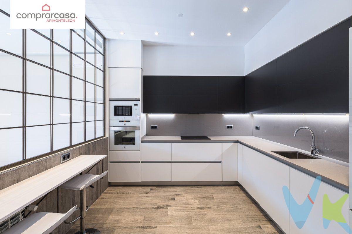 Vivienda completamente renovada  en edificio clásico del Barrio de Salamanca (principios del siglo XX),. Reformada con todo lujo de detalles y altas calidades, uno de los mejores lugares de la capital para fijar su residencia. Puerta de acceso a vivienda con cerradura de alta seguridad.Altura de techos propia de los edificios clásicos de la época.Control de acceso en portal mediante cámara de grabación permanente y servicio de portería durante el día con recogida de basura. Ventanas con rotura de puente térmico, vidrio de seguridad y total aislamiento acústico y térmico. Cocina, separada del salón mediante cristalera en “jaula” de acero tratado, recepción del sonido de TV por bluetooth, así como de móvil u otro dispositivo mediante altavoces situados en el techo.Placa de inducción, horno pirolítico, microondas, lavadora, lavavajillas y campana extractora Balay, todo ello a estrenar.   Suelos de madera flotante en toda la vivienda. En baños y cocina, suelos cerámicos imitación madera. Persianas eléctricas en toda la vivienda con interruptores junto a la zona de descanso. Focos de seguridad en duchas. 