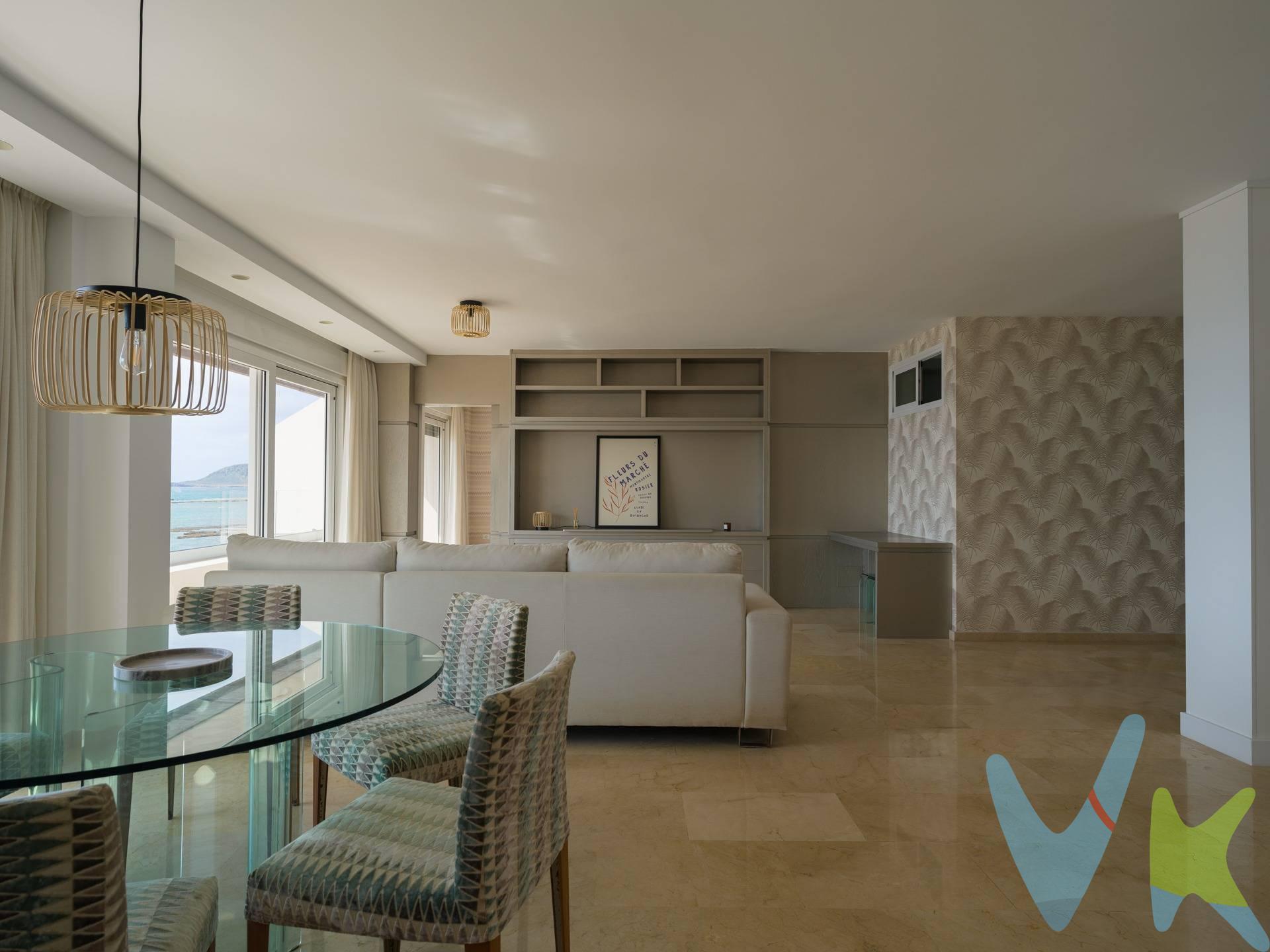 Exclusiva propiedad en primera línea de Playa de Las Canteras.  Vivir en primera línea de Las Canteras es un privilegio…. Despertar cada día con el sonido del mar, disfrutar de atardeceres mágicos y contemplar cómo el sol se funde con el Atlántico desde tu propio balcón es un lujo reservado para unos pocos. Esta propiedad de 150 m², completamente reformada con materiales de alta calidad, ofrece un diseño moderno y vanguardista pensado para quienes valoran la exclusividad, la luz y la belleza de lo extraordinario. Características principales:. Ubicación inigualable: primera línea de una de las mejores playas urbanas de España. Diseño contemporáneo y concepto abierto: cocina y salón integrados en un espacio amplio, con una gran cristalera que conecta con un balcón alargado con vistas infinitas al mar. Dormitorio principal en suite: con amplio vestidor, baño privado y espectaculares vistas al océano. Segundo dormitorio acogedor y funcional, con otro baño independiente. Dos baños completos, modernos y elegantes. Colores neutros y acabados de diseño que potencian la luz natural y transmiten serenidad. Aquí cada detalle está pensado para disfrutar de una vida sofisticada y relajada al mismo tiempo. Una propiedad que invita a soñar y a dejarse llevar por el encanto de su entorno. Ubicada en una de las zonas más demandadas de Las Palmas de Gran Canaria, rodeada de servicios, restaurantes y el vibrante ambiente costero que convierte a Las Canteras en un lugar único.  . Una vivienda de ensueño, perfecta para un público exigente que busca modernidad, confort y, sobre todo, una vista privilegiada que convierte cada día en un espectáculo inolvidable.
