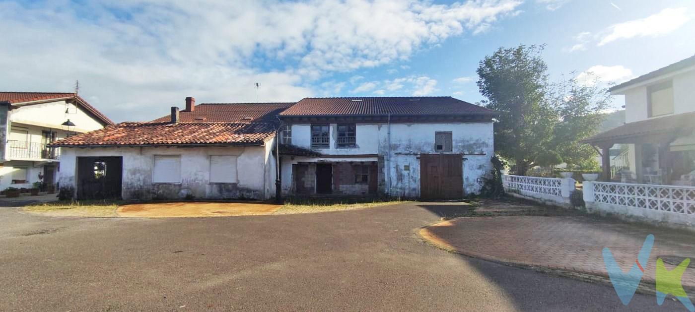 ¿Estas buscando una casa cuya reforma te permita adaptarla a tus necesidades, que sea soleada y con buena ubicación? . En Pomaluengo la tenemos, se trata de una casa de piedra, de dos alturas, con cubierta reformada completamente con materiales de gran calidad, el resto de la casa necesita de reforma total. Anexa a ella tenemos otra edificación actualmente registrada como local comercial en el cual se puede hacer un cambio de uso para ampliar la vivienda o desarrollar alguna actividad laboral. También cuenta con una corralada de 40 m² aproximadamente. Opción de añadir otra vivienda anexa. Consultar. Impuestos, gastos de notaría y registro no están incluidos en el precio.