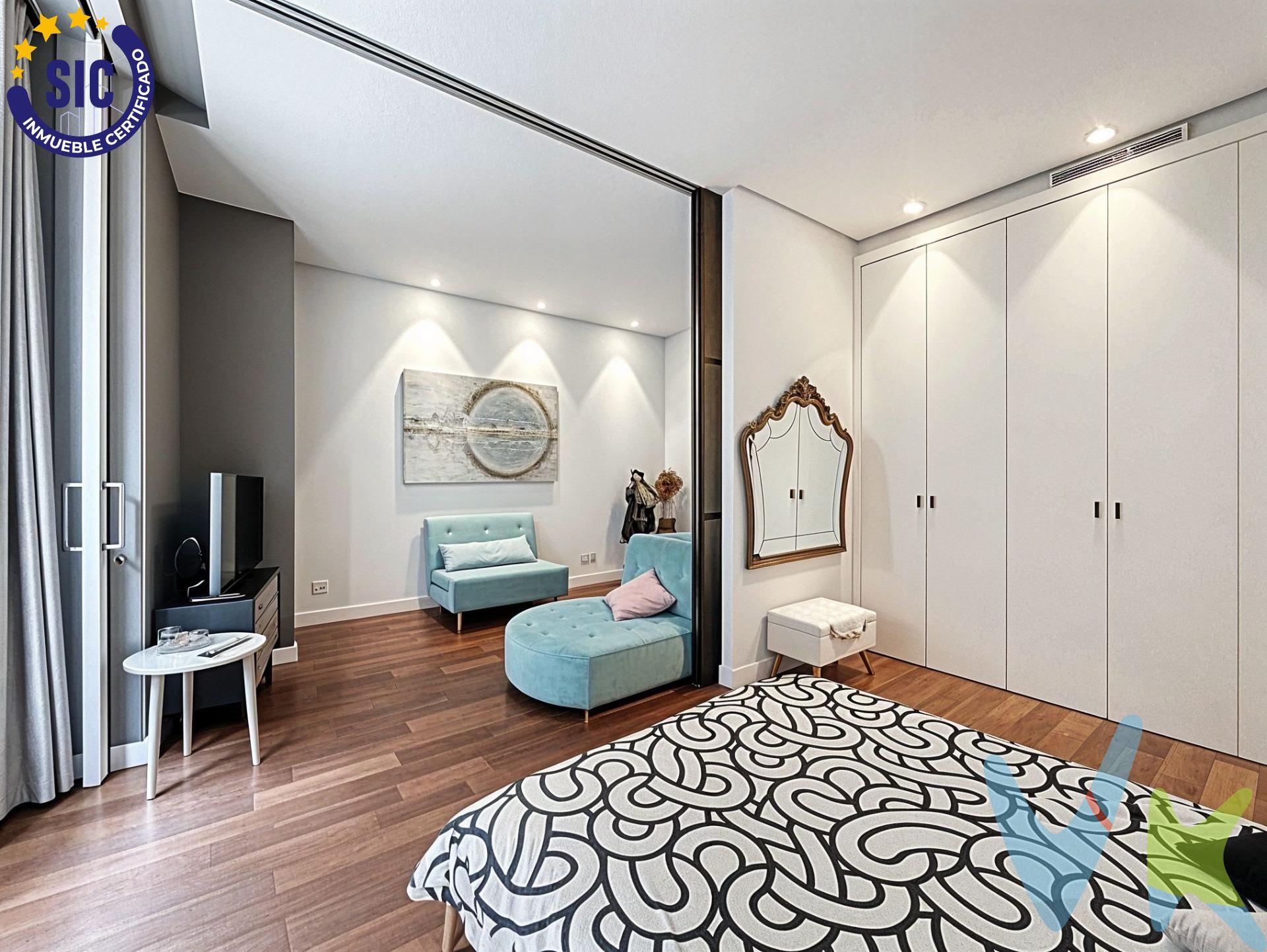 🏙️ Vivir en el corazón de Valencia. En pleno distrito de Sant Francesc, junto a los emblemáticos Cines Lys, a solo unos pasos de la Plaza del Ayuntamiento y la Estación del Norte, te presentamos este coqueto estudio ubicado en la tercera planta del Edificio Lauria, con servicio de portería y dos ascensores, además, la fachada está conservada con un estilo majestuoso del siglo XIX, lo que le aporta carácter histórico dentro de un entorno rehabilitado. ✨ Comodidad, luz y ubicación. Con una superficie de 45 m², esta vivienda está pensada para aprovechar cada rincón. Se distribuye en una zona de cocina independiente con galería, un amplio baño con bañera, zona de comedor y salón, y un dormitorio doble que puedes mantener abierto al salón o cerrar con su práctico separador corredero, según tus necesidades. 🌿 Además, dispone de un balcón exterior que aporta luz natural y vistas a la ciudad. 🌡️ Detalles que marcan la diferencia:. ●	Suelo de parquet que aporta calidez. ●	Aire acondicionado y calefacción. ●	Buen aislamiento térmico y acústico. ●	Trastero privado justo enfrente de la vivienda, ideal para almacenaje adicional. ●	Plaza de garaje opcional por 80.000€ (Dos disponibles). 🧭 Una oportunidad ideal para quienes buscan una primera vivienda, una segunda residencia céntrica o una inversión segura en una de las zonas con mayor demanda de la ciudad. La descripción del presente inmueble e imágenes tienen mero carácter informativo y en ningún caso carácter contractual, pudiendo ser modificados por la inmobiliaria comercializadora sin que ello implique responsabilidad alguna frente a terceros. En el precio de venta a público, esta propiedad NO incluye los gastos de adquisición (Notario, registro, gestión, honorarios, etc…). 