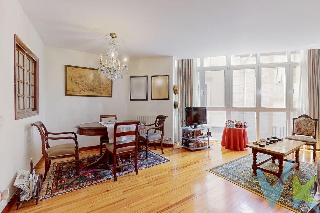 Se vende magnífico piso situado en la emblemática Calle Navarrería, una de las zonas con más encanto e historia del Casco Antiguo de Pamplona. Una ubicación privilegiada que combina el ambiente urbano con todos los servicios, comercios, restaurantes y espacios culturales a un paso.
La vivienda dispone de dos amplias habitaciones exteriores, muy luminosas, un baño completo, cocina independiente y un espacioso salón, ideal para disfrutar en familia o con amigos. Gracias a su orientación y a sus estancias exteriores, el piso ofrece una agradable entrada de luz natural durante gran parte del día.
Es una excelente oportunidad tanto para quienes buscan una vivienda habitual en una de las mejores zonas de Pamplona como para quienes desean realizar una inversión con gran potencial.
INFORMACIÓN LEGAL
▪ Información meramente orientativa, sin carácter contractual.▪ Superficies y características aproximadas, con finalidad descriptiva.▪ En el precio de venta están incluidos los honorarios de la agencia inmobiliaria, que serán asumidos por la parte vendedora.▪ El precio indicado no incluye los gastos e impuestos derivados de la compraventa a cargo del comprador (Notaría, Registro de la Propiedad, I.T.P., A.J.D. o I.V.A., según corresponda), ni otros posibles gastos asociados.▪ El inmueble se transmite sin mobiliario ni otros enseres, salvo que se indique expresamente lo contrario.
A modo orientativo en Navarra:
▪ Notaría y Registro: 1%–1,5%.▪ ITP: tipo general 6% (con posibles bonificaciones).▪ AJD: aprox. 0,5%–1%.