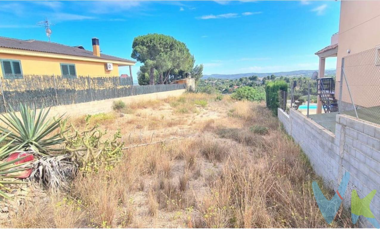 ¿Buscas el lugar perfecto para construir la casa de tus sueños? Te presentamos esta fantástica parcela urbana de casi 800 m² ubicada en la urbanización Virgen de Montserrat, una de las zonas residenciales más demandadas de la localidad de Montserrat.La urbanización está completamente consolidada y rodeada de viviendas unifamiliares, contando con acometidas de agua, luz y todos los servicios necesarios, lo que garantiza comodidad y seguridad a la hora de iniciar tu proyecto.Su ubicación es inmejorable: a tan solo 30 minutos del centro de Valencia, con excelentes comunicaciones que permiten disfrutar de la tranquilidad de un entorno residencial sin renunciar a la cercanía de la ciudad.Una parcela amplia, versátil y con infinitas posibilidades, ideal para diseñar y levantar la vivienda que siempre imaginaste, adaptada a tus necesidades y estilo de vida.Agencia Registrada con el Nº 90 en el Registro Obligatorio de Agentes Inmobiliarios de la Comunitat Valenciana. Puede consultar en la web de la GVA. La oferta está sujeta a cambios de precio o retirada del mercado sin previo aviso. Este anuncio en su conjunto, incluyendo textos, fotos, imágenes o cualquier otro contenido de este, no es vinculante dado que la información es ofrecida por terceros y puede contener errores. Se muestra a título informativo y no contractual.Los gastos de la compraventa a cargo de la parte compradora no incluidos en el precio del inmueble a tener en cuenta son: ITP, Notaría, registro, gestoría y honorarios de la inmobiliaria.Por mandato expreso del propietario, comercializamos este inmueble en exclusiva, lo que le garantiza el acceso a toda la información, a un servicio de calidad, un trato fácil, sencillo y sin interferencias de terceros. Por este motivo, se ruega no molestar al propietario, a los ocupantes de la propiedad o a los vecinos. Muchas gracias por su comprensión. Si usted es agente inmobiliario y tiene un cliente para este inmueble, llámenos: estaremos encantados de colaborar.Se informa al consumidor que la agencia actúa como intermediaria inmobiliaria en la operación, estando cualquier eventual compraventa y sus condiciones sujeta a la aceptación expresa del propietario-vendedor y a la posterior formalización del correspondiente contrato.