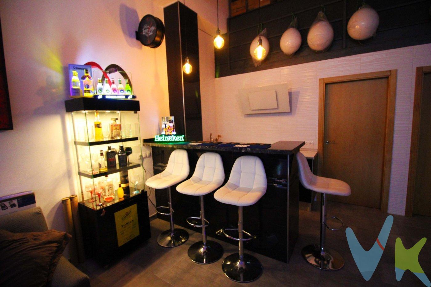 Te presentamos una propiedad ÚNICA. Local comercial convertido en LOFT con garaje, en una de las mejores zonas de Chiclana. Reformado en las mejores calidades, puerta automática, distribución diáfana, amplitud, envidiable ubicación y listo para ser disfrutado desde el primer día.. Novedoso, diferente, con todas las comodidades, rodeado de todos los servicios, a 7 km de una de las mejores playas de la provincia de Cádiz y listo para disfrutarlo. NO LO DEJES PASAR!!!.  .  Local de 86 m2 construidos (77 m2 útiles) distribuido en amplio espacio abierto con acceso por puerta peatonal o puerta de garaje automática, cuarto de baño completo, habitación vestidor y altillo. En cumplimiento de las obligaciones de información previstas en la Ley 10/2025, de 28 de diciembre, de servicios de atención a la clientela y transparencia, así como en la normativa sectorial vigente, se hace constar que el precio indicado no incluye los gastos e impuestos inherentes a la adquisición, los cuales se desglosan a continuación:. •	Impuesto sobre Transmisiones Patrimoniales (ITP): Se aplicará el tipo impositivo vigente en la Comunidad Autónoma de Andalucía (generalmente el 7% , sin perjuicio de tipos reducidos del 3,5% o 6% aplicables según las circunstancias personales del comprador o las características del inmueble). El impuesto se devenga sobre el Valor de Referencia de Catastro o el precio de venta, aquel que resulte superior. •	Gastos de Notaría: Los honorarios notariales se calcularán conforme al arancel oficial regulado en el Anexo I, del Real Decreto 1426/1989, de 17 de noviembre, por el que se aprueba el arancel Notarial. (Cálculo aproximado: 1.500 €, de los que la parte vendedora abonará el coste de la Escritura matriz y la parte compradora, las copias). Más información: https://www.boe.es/buscar/act.php?id=BOE-A-1989-28111 . •	Gastos de Registro: La inscripción en el Registro de la Propiedad se facturará según el arancel oficial establecido en el ANEXO I, del Real Decreto 1427/1989, de 17 de noviembre, por el que se aprueba el arancel Notarial. Más información: https://www.boe.es/eli/es/rd/1989/11/17/1427. •	Financiación externa: En el caso de necesitar financiación, sumarán los gastos de la Entidad financiera (Gestoría, tasación, seguros,…) . •	Honorarios Agencia del Vendedor: incluidos en el PVP. •	Honorarios Agencia del comprador: La agencia informa que los honorarios ascenderán a un 4% + IVA, sobre el valor de compra. Para una información exhaustiva sobre el funcionamiento, tipos impositivos y bonificaciones del ITP en Andalucía:. https://www.juntadeandalucia.es/organismos/economiahaciendayfondoseuropeos/areas/tributos-juego/tributos/paginas/impuestos-cedidos-transmisiones.html; . La agencia dispone de documentación e información adicional relativa al inmueble, que podrá ser solicitada por el consumidor. A su vez, disponemos del Documento Informativo Abreviado de la propiedad (Según Decreto 218/2005, del 11 de Octubre) y de Seguro de Caución, para la protección del dinero entregado como señal para la Reserva de una vivienda. La agencia efectúa una labor de intermediación, por lo que las condiciones finales de la compraventa quedas sujetas a la aceptación expresa de la parte vendedora y a la ulterior formalización del contrato.  . 