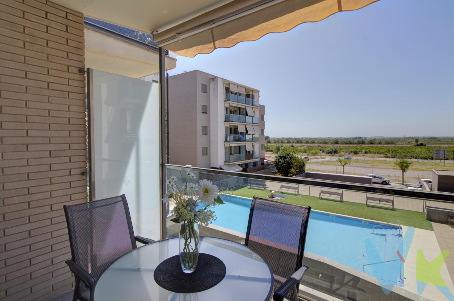 Ponemos a la venta este práctico y luminoso segundo piso con orientación norte-sur, que destaca por su funcional distribución y excelentes vistas a la piscina desde la terraza. Al acceder a la vivienda, un recibidor conecta con un pasillo central que ordena los espacios de manera funcional: a la izquierda se encuentra el cuarto de baño completo, mientras que a la derecha se ubican dos cómodas habitaciones con buena iluminación natural. Al fondo del pasillo se sitúa la cocina independiente, equipada y con galería anexa, perfecta para las tareas domésticas y almacenamiento. Justo al lado, el salón comedor se abre a una terraza privada, un espacio ideal para disfrutar del aire libre y las vistas despejadas a la piscina comunitaria. La doble orientación norte-sur favorece una ventilación cruzada natural y aporta luminosidad durante todo el día. Además, la vivienda forma parte de una urbanización con amplias zonas comunes, piscina y jardines, que ofrecen un entorno tranquilo y agradable para vivir todo el año o disfrutar de escapadas en la costa. Una oportunidad para quienes buscan una vivienda funcional, bien ubicada y con un entorno consolidado. El precio incluye una plaza de parking y un trastero.  Contacta con nosotros para más información y para concertar una visita. Si lo necesitas te ayudamos con la financiación. El Residencial los naranjos de nueva construcción, ofrece calidad de vida a sus residentes. 107 Apartamentos disponibles con su plaza de garaje incluida. Luminosos, buenos acabados, carpintería exterior de aluminio con cristal climalit, pavimento de gres o parquet, puerta blindadas, armarios empotrados, puerta de madera de haya, aire acondicionado por conductos frio/calor, piscina comunitaria, zona de juegos y ascensor hasta sótano. Almenara, ubicada entre Castellón y Valencia, es de fácil acceso por la autovía A10 o la N-340 y cuenta con una estación de tren en la línea Valencia-Barcelona. A solo 4 km, se encuentra la playa Casablanca, con suave arena dorada y grava, ideal para dis-frutar del clima mediterráneo. El paisaje de Almenara combina montañas, marjales, arrozales, lagunas y playas. Cerca del núcleo urbano, se encuentra el paraje natural de los Estanys, hábitat de diversas aves. La playa de Almenara, con Bandera Azul, ofrece chiringuitos y heladerías en primera línea, y una atractiva oferta gastronómica en su barrio marítimo. Almenara es un destino donde naturaleza, historia y playas se unen en perfecta armonía.