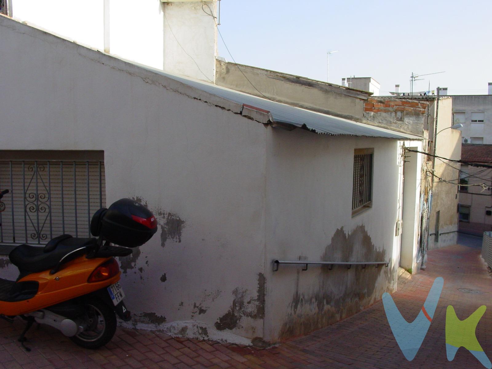Se ofrece a la venta una amplia nave almacén ubicada en el corazón de Cabezo de Torres, una zona con gran afluencia y fácil acceso. Este inmueble destaca por su generosos espacios interiores y techos altos que permiten diversas posibilidades para adaptarse a diferentes actividades comerciales o industriales. Además, cuenta con opciones viables para un posible cambio de uso según las necesidades del comprador. Con proximidad a servicios esenciales como transporte público, tiendas locales y áreas administrativas, esta propiedad representa no solo una excelente inversión sino también la oportunidad ideal para desarrollar tu proyecto empresarial en un entorno dinámico. El precio es competitivo dado el potencial real que tiene este espacio; consulta condiciones específicas al respecto.