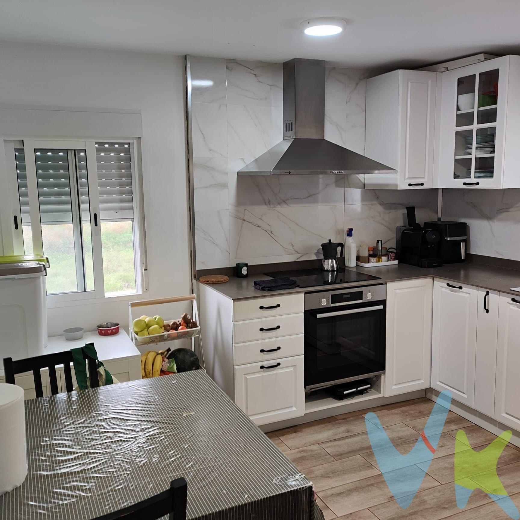 🏡 Oportunidad de inversión en Valencia .- 🏠🔒🕒 → ACTUALMENTE LA VIVIENDA SE ENCUENTA OCUPADA. ¡Atención inversores! Se vende piso totalmente reformado en Valencia capital, compuesto por 2 habitaciones, salón, cocina independiente y baño completo. La vivienda se encuentra en excelente estado, con reforma integral reciente: suelos, cocina, baño e instalaciones nuevas. 📍 Ubicación: zona bien comunicada, próxima a todos los servicios, transporte público y comercios. 💰 Gran oportunidad de rentabilidad: el inmueble se encuentra ocupado, por lo que no es posible realizar visitas en este momento. Ideal para inversores que buscan una propiedad reformada, con alta proyección de valor y precio por debajo del mercado.