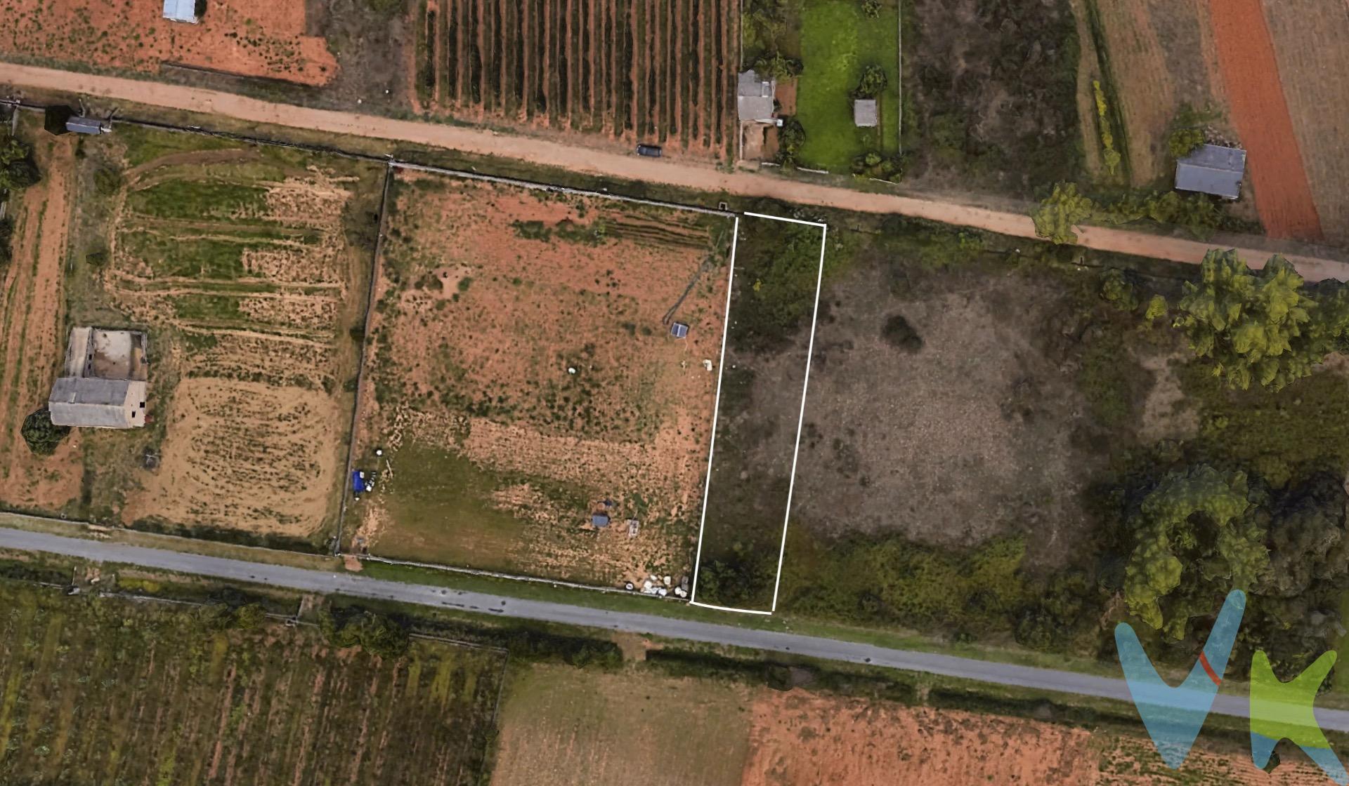 Ubicado a 5 minutos de Ponferrada y a pocos metros del acceso de la N-536. Este terreno rústico ofrece una oportunidad única para quienes buscan invertir en el campo. Con una superficie total de 606 m², esta parcela se presenta como ideal para desarrollar proyectos agrícolas. Este terreno tiene características específicas aptas para cultivo con regadío, lo que le añade valor por su versatilidad agraria. Actualmente no cuenta con edificaciones ni instalaciones adicionales; sin embargo, representa un lienzo en blanco donde podrás plasmar tus ideas y convertirlas en realidad. 