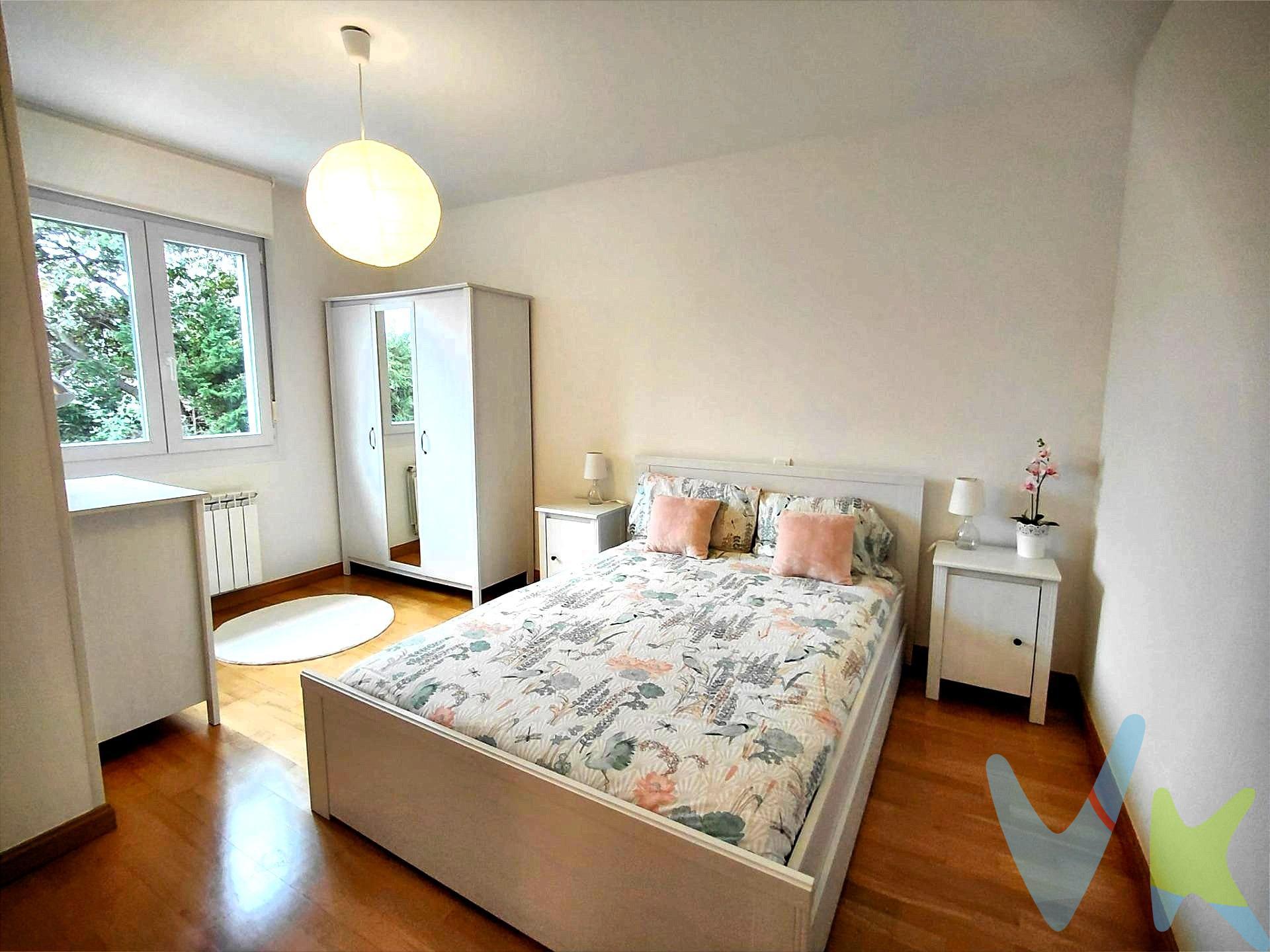 Castañeda. Magnífico piso esquinero, muy luminoso y con vistas despejadas. La vivienda cuenta con hall, 2 habitaciones amplias, salón–comedor espacioso, cocina independiente completamente equipada y baño .  Completamente exterior !!!. Plaza de garaje y trastero incluido en el precio. El piso está en un estado impecable, con espacios muy bien aprovechados y una luz natural excepcional durante todo el día. Listo para entrar a vivir, ideal tanto para residencia habitual como inversión. A 15 min de Torrelavega y 25 min de Santander capital. Los impuestos, gasto de notaria y registro no están incluidos en el precio.