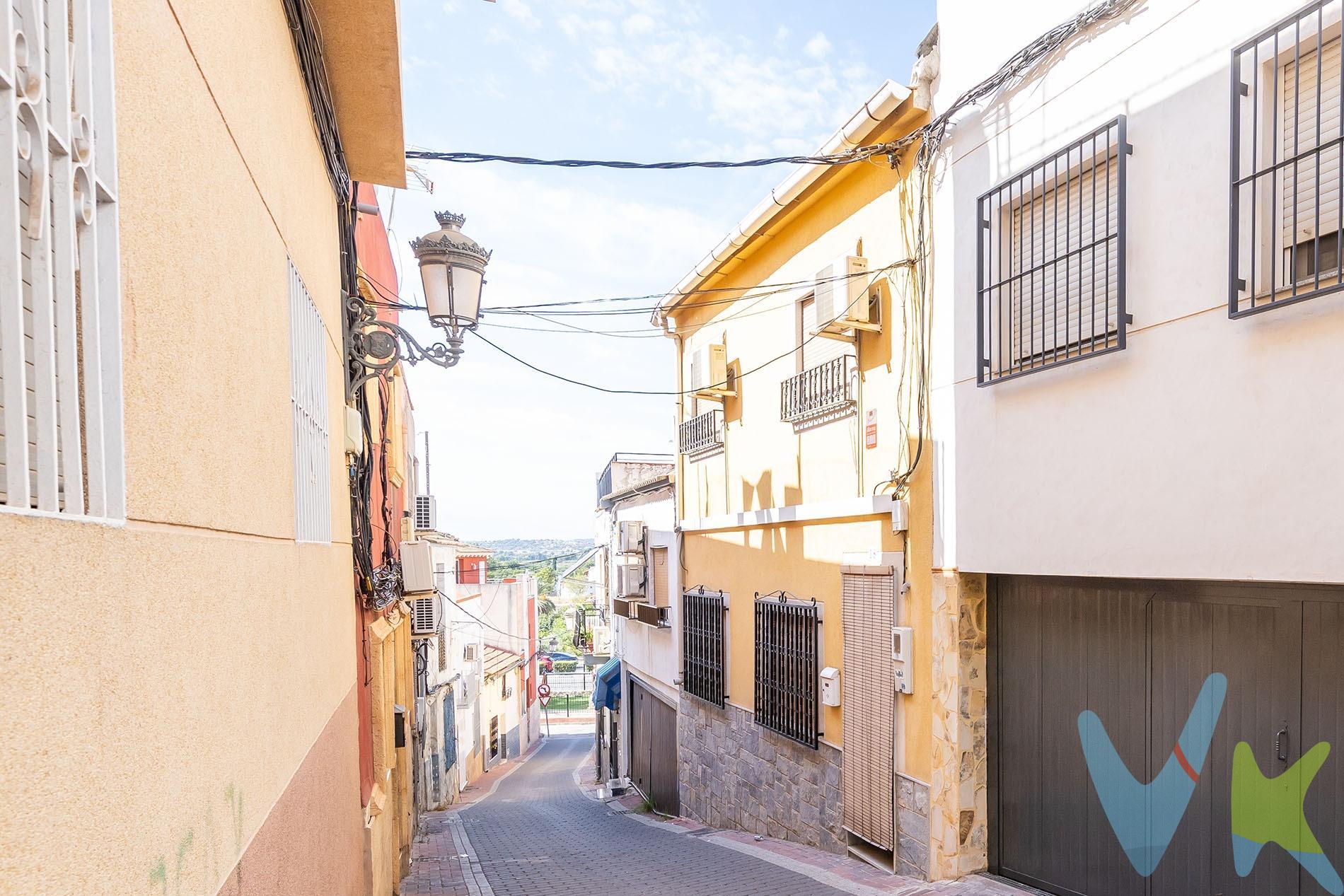 Cea el hogar que siempre has soñado en esta vivienda de dos plantas. La planta baja dispone de salón-comedor, aseo, y cocina con acceso a patio. La planta alta cuenta con tres dormitorios y un baño completo. Ubicada en zona tranquila y a pocos minutos del centro, con todos los servicios a mano. Ideal para familias que buscan comodidad y buena ubicación. Por último, te vamos a contar una cosa: Los propietarios han confiado en nosotros y nos han contratado en exclusiva para que les ayudemos a vender uno de sus bienes más preciados, su casa, su hogar. Esto para ti, como comprador, será una garantía ya que tendrás acceso a un servicio de calidad, un trato fácil, sencillo y sin interferencias de terceros. Por eso, te vamos a pedir un favor, habla con nosotros, no los molestes, te vamos a ayudar en caso de interés en todo el proceso y te vamos a facilitar toda la documentación e información que precises. Como ya te habíamos dicho, ¡Un servicio de calidad!. 