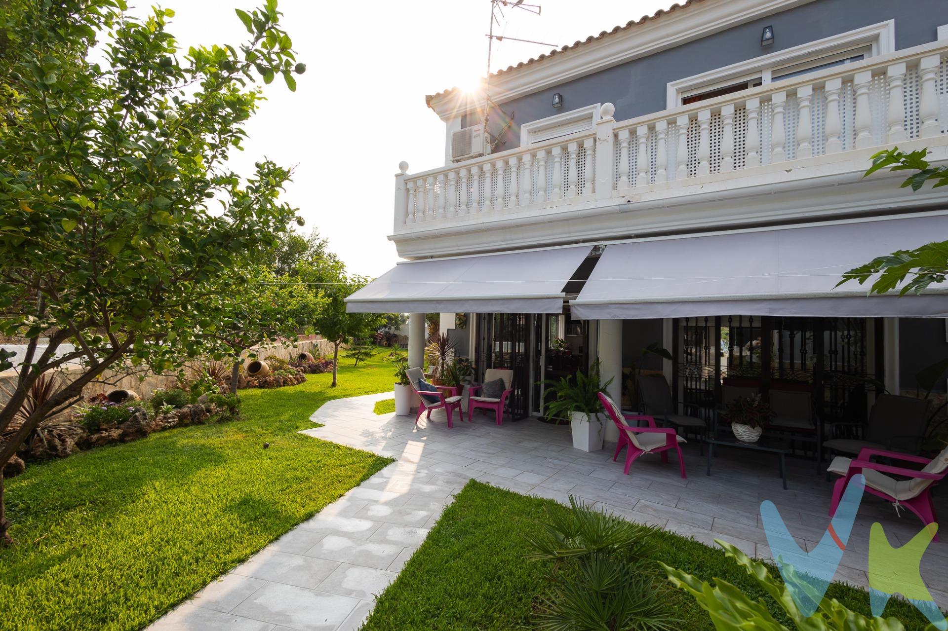 Te presentamos en exclusiva este estupendo chalet en Lliria distribuidos de la siguiente manera:. En la planta baja tenemos un estupendo salón, distribuido en dos zonas totalmente diferenciadas, la zona del comedor que consta de chimenea, como la zona del salón, ambas con salida a la terraza. Cocina amplia con mucha capacidad de almacenamiento, con muchísima luz, todo esto con un estilo moderno y con calidades inmejorables. Baño completo y una amplia habitación simple. A la salida del salón tenemos una terraza para pasar las tardes, paellero con todas las comodidades y otro salón/cocina completo con baño incluido y equipo de aire acondicionado todo rodeado de un jardín para relajarse y disfrutar del verde. En la primera planta disponemos de tres habitaciones dobles, dos con armarios empotrados y una con vestidor, con grandes ventanas que dejan paso a una estupenda luz natural, la habitación principal con salida a un amplio y luminoso balcón con vistas inmejorables. Esta planta también costa de un baño completo. Todo esto en una parcela de 600m2. La vivienda esta en la urbanización Edeta, una de las urbanizaciones por excelencia de Lliria, con restaurantes al lado del chalet, para poder ir andando, y con todos los servicios cerca. El estado de conservación del inmueble es excelente, destacando la calidad de sus materiales . No dejes escapar esta oportunidad única y llámanos, te lo enseñaremos!!!. Posibilidad de financiación, consulte a nuestro departamento financiero. El mobiliario que aparece en las fotos no está incluido en el precio. En el precio del inmueble, no están incluidos los gastos de la compraventa ni los honorarios de la agencia. Para mas información, contacte con nosotros.
