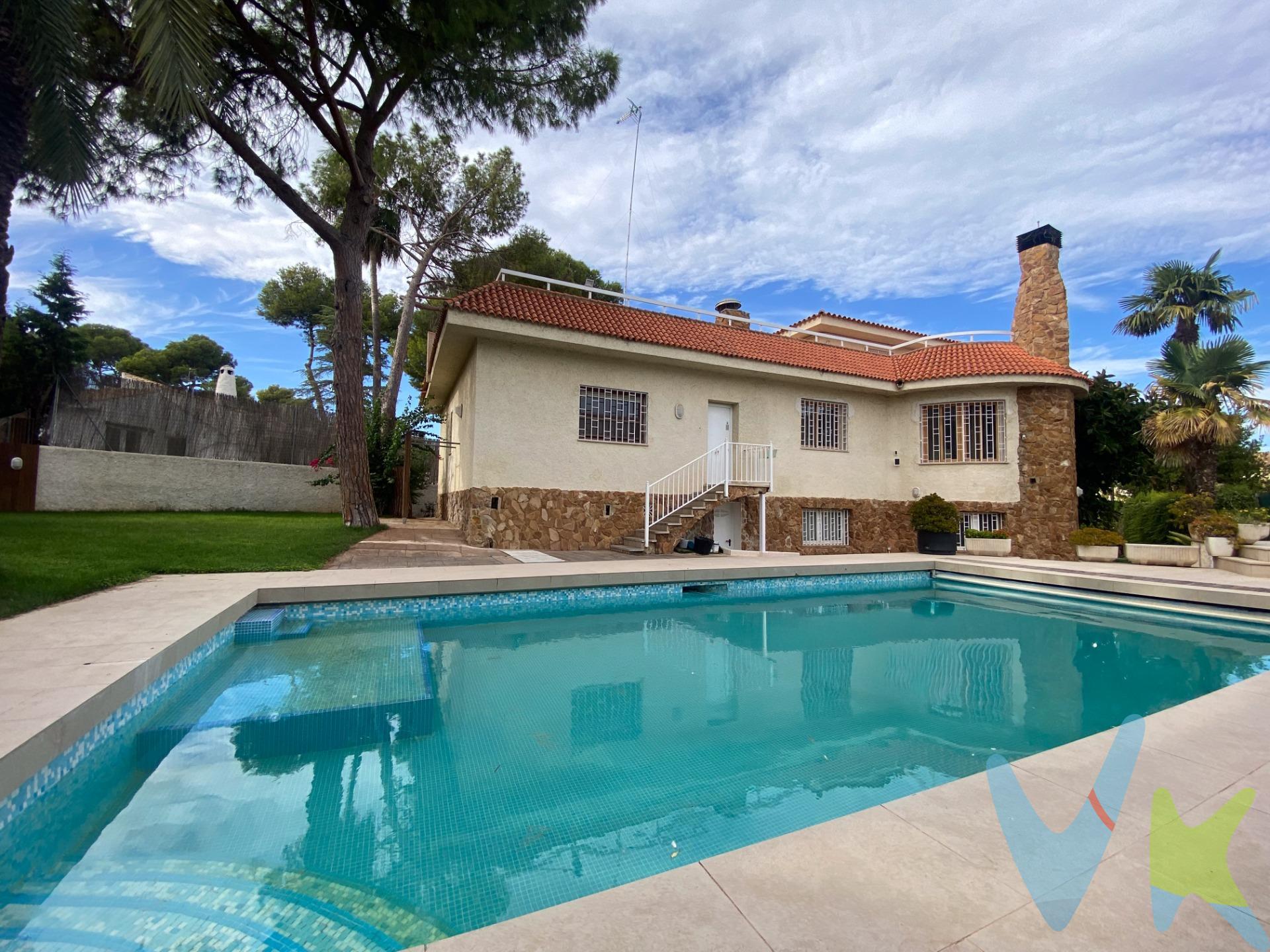 Este magnífico chalet independiente se encuentra en una amplia parcela de 940 metros cuadrados y ofrece un entorno perfecto para quienes buscan comodidad, privacidad y calidad de vida. La vivienda se distribuye en tres plantas, conectadas de forma práctica y funcional. La planta principal alberga una moderna cocina totalmente equipada con acceso directo al exterior, donde se disfrutan el jardín, la piscina, la porchada cerrada y la zona de barbacoa, pensadas para vivir al máximo los momentos al aire libre. En esta misma planta se sitúa un amplio y luminoso salón-comedor con chimenea, perfecto como punto de encuentro familiar, junto a tres dormitorios, destacando la suite principal con baño privado. Completa la distribución un segundo baño completo que da servicio al resto de habitaciones. La segunda planta alberga una acogedora buhardilla, perfecta como sala de estar adicional, despacho o zona de ocio, junto a un tercer baño completo. Desde aquí se accede a una gran terraza privada con excelentes vistas y orientación, un espacio único para relajarse con total privacidad. En la planta sótano se sitúa el amplio garaje con capacidad para tres vehículos, un espacioso trastero, el lavadero y un aseo auxiliar pensado para dar servicio a la piscina y al área exterior. El exterior de la propiedad está concebido para disfrutar en cualquier época del año: el jardín privado, la piscina, la barbacoa y las zonas de descanso invitan a compartir momentos inolvidables rodeados de naturaleza. En definitiva, se trata de un chalet que combina elegancia, comodidad y tranquilidad, ideal como residencia habitual o como segunda vivienda para disfrutar de escapadas y vacaciones. Por mandato expreso del propietario, comercializamos este inmueble en MULTIEXCLUSIVA, lo que le garantiza un servicio de calidad, un trato fácil, sencillo y sin interferencias de terceros. Por este motivo, se ruega no molestar a los propietarios, a los ocupantes de la propiedad y a los vecinos. Muchas gracias por su comprensión. Si Usted es agencia inmobiliaria y tiene un cliente para este inmueble, llámenos, estaremos encantados de colaborar en esta y otras operaciones. La oferta está sujeta a cambios de precio o retirada del mercado sin previo aviso. Este anuncio en su conjunto, incluyendo textos, fotos, imágenes o cualquier otro contenido de este, no es vinculante y puede contener errores. Se muestra a título informativo y no contractual. El precio NO INCLUYE los gastos de corretaje inmobiliario, impuestos (IVA, ITP, AJD), plusvalía, notaría y registro. 