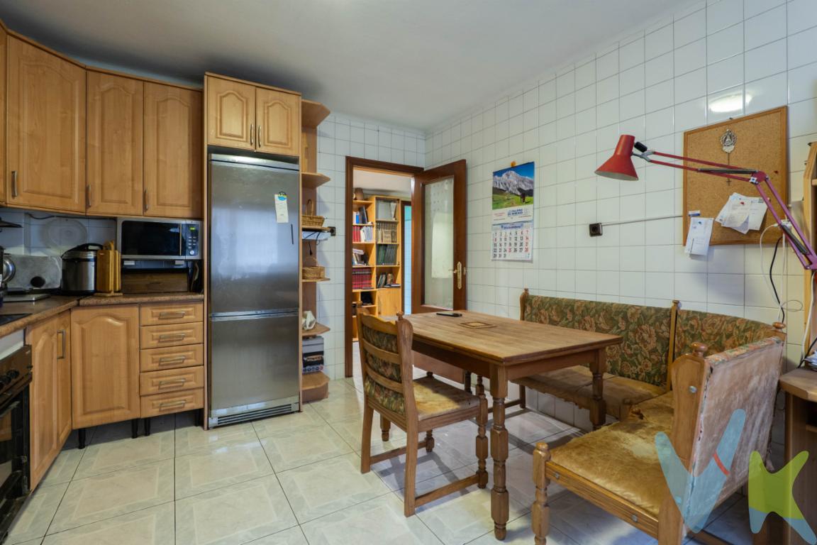 ¿Buscas un piso en el centro de Gijón para reformar a tu gusto y convertir en tu próximo hogar? ¡Tienes que conocer esta propiedad!En la Avenida de Pablo Iglesias, una de las principales arterias del centro de Gijón, muy próximo al Colegio Corazón de María, al Hospital de Begoña y a la plaza de toros. ¡Todo al lado de casa! Esta propiedad es perfecta para diseñar tu futuro hogar. Tiene 3 habitaciones, 2 baños, salón, cocina y un amplio y versátil Hall con muchas opciones de reforma. El salón y la cocina son exteriores y las habitaciones  son interiores, lo que garantiza mayor tranquilidad y descanso en esta zona tan concurrida de Gijón. El portal está recientemente reformado y sin barreras arquitectónicas. Si te interesa la propiedad y quieres conocerla, no dudes en contactar con nosotros. Esteremos encantados de enseñártela. Se informa a los interesados que el precio de venta indicado no comprende los honorarios de la agencia inmobiliaria a cargo del comprador, el Impuesto de Transmisiones Patrimoniales (ITP) ni los gastos asociados a la compraventa (notaría, registro de la propiedad y otros).