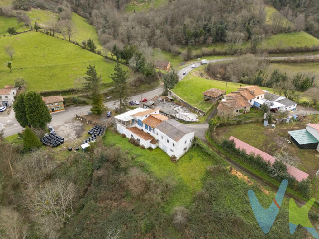 OPORTUNIDAD PARA INVERSORES. IDEAL PARA TURISMO RURAL.Se presenta una excepcional casa en venta con nuevas y parcela situada en el encantador municipio de Cabranes. Construida en el año 1970, esta propiedad ofrece no solo un extenso espacio para disfrutar, sino también todas las comodidades necesarias para una vida tranquila y apacible. La vivienda cuenta con un total de 480 metros construidos, distribuidos en dos plantas, de los cuales 380 metros son útiles, proporcionando así una amplitud indiscutible en cada uno de sus rincones.La propiedad dispone de cuatro amplias habitaciones, lo que la convierte en la opción ideal para familias numerosas o aquellos que requieran espacio extra para invitados o una oficina en casa. Cada estancia ha sido proyectada con un diseño inteligente y funcional que permite la entrada de abundante luz natural, creando un ambiente cálido y acogedor.Una de las grandes ventajas de esta propiedad es su extensa parcela, que invita a disfrutar del aire libre y la naturaleza que rodea la casa. La parcela está completamente cerrada, lo que añade un plus de privacidad y seguridad, ideal para aquellos que buscan un refugio apartado del bullicio urbano. Aquí, el espacio es un lujo que puede garantizarse, permitiendo infinitas posibilidades para actividades al aire libre, jardines o incluso futuras ampliaciones.La ubicación de la casa es también otro de sus atractivos. Se encuentra en un entorno tranquilo pero con una conexión inmejorable gracias al servicio de autobús cercano, permitiendo un acceso fácil y cómodo a otros pueblos y ciudades de la región. El sistema de alcantarillado está completamente disponible, asegurando así todas las comodidades básicas necesarias para el día a día.Además, la propiedad incluye un almacén, ideal para guardar esos objetos que no se usan a diario pero que es necesario tener a mano. Este espacio extra es ideal para guardar desde herramientas y utensilios de jardinería hasta bicicletas o equipos deportivos.El inmueble ha sido diseñado con vistas al futuro, ofreciendo a los propietarios actuales y futuros la oportunidad de personalizarlo según sus gustos y necesidades. Las posibilidades son realmente infinitas cuando se cuenta con un lienzo en blanco de estas dimensiones y características.No se debe dejar pasar la oportunidad de visitar esta propiedad excepcional en Cabranes. Su extenso metraje, un diseño bien cuidado, y las ventajas de contar con una parcela privada, hacen de esta casa una joya en el mercado actual. La combinación perfecta de tranquilidad rural con las comodidades modernas hacen de esta vivienda una opción muy atractiva tanto para familias como para inversores.Invitamos cordialmente a los interesados a concertar una visita para descubrir por sí mismos todos los matices que esta casa tiene que ofrecer. No pierda la oportunidad de convertir este inmueble en su nuevo hogar, un lugar donde crear recuerdos inolvidables en un entorno privilegiado. Esta propiedad de Cabranes espera para ser vista; ofrece la promesa de un estilo de vida apacible y confortable en medio de la naturaleza. No lo dude más y descubra el potencial de hacer realidad sus sueños en esta exclusiva casa en venta.IDEAL TANTO PARA VIVIENDA COMO PARA TURISMO RURAL.En el precio no están incluidos los impuestos ni gastos de Notaría y Registro. 