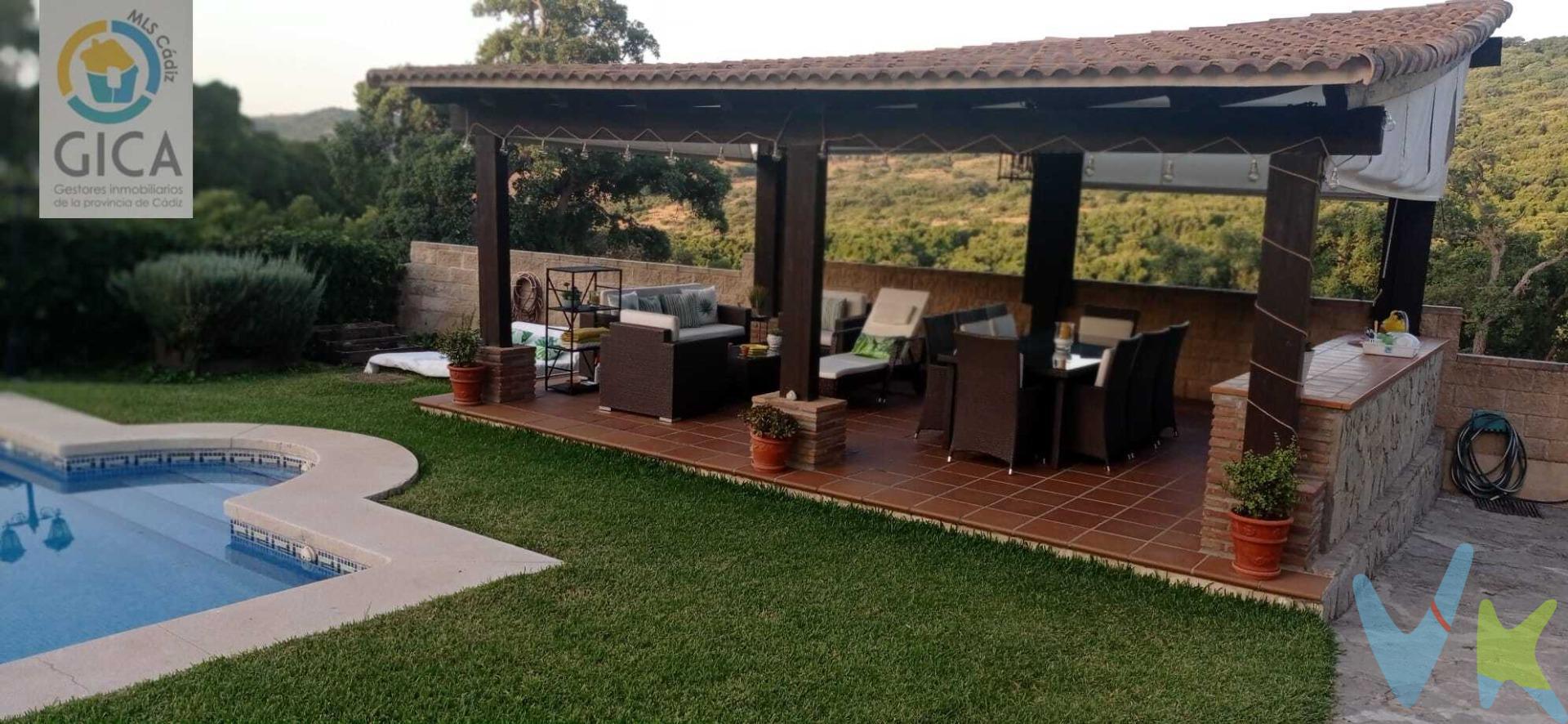 🏡 Fantástico chalet en Las Herrizas. (suelo urbanizable  pendiente de aprobación plan parcial. La vivienda puede tener costes de urbanización en un futuro. NO hipotecable). Ubicado en la zona de Las Herrizas, dentro del plan parcial de ordenación urbana (sector 10), se encuentra este maravilloso chalet independiente con 317 m² construidos sobre una amplia parcela de 1.827 m². Un entorno ideal para quienes buscan disfrutar de la naturaleza, criar a sus hijos en libertad y cuidar de sus mascotas con total tranquilidad. Se vende la vivienda con parcela fácilmente identificable y la parcela está a su lado derecho pero en desuso (forma parte de la misma finca). La vivienda cuenta con:. Garaje,. Piscina privada,. Jardín con pérgola,. Cocina exterior con fregadero, zona de comedor y sofás para disfrutar al aire libre durante gran parte del año. Al ser una casa independiente, ofrece múltiples rincones acogedores rodeados de zonas ajardinadas. En el interior, la planta baja dispone de:. Cocina con alacena,. Salón comedor,. Tres dormitorios (uno con vestidor),. Lavadero,. Un baño completo y un aseo (todas las estancias son exteriores, excepto el aseo). En la planta alta, se encuentran:. Una habitación individual,. El dormitorio principal, amplio y luminoso, con vestidor, baño en suite y terraza con vistas despejadas. La vivienda está en perfecto estado para entrar a vivir. 📞 Llámanos y ven a visitarla sin compromiso. 🔎 Información adicional (relevante para compradores):. Suelo urbanizable  pendiente de aprobación plan parcial. La vivienda puede tener costes de urbanización en un futuro. NO hipotecable. Dispone de agua canalizada con contador y electricidad con contador individual. No dispone de sistema de saneamiento. Cuenta con escrituras; no obstante, solo el terreno está inscrito en el Registro de la Propiedad (la casa no puede inscribirse hasta que se complete la urbanización). Año de construcción: 1996. --------------------------------------------------. Informamos a nuestros clientes que los gastos de notaría, registro, gestoría, impuestos y los honorarios de la agencia  NO están incluidos en el precio. A su vez, disponemos del documento informativo abreviado de la propiedad (según decreto 218/2005, del 11 de octubre) y de seguro de caución, para la protección del dinero entregado como señal para la reserva de una vivienda. Por mandato expreso del propietario, comercializamos este inmueble en exclusiva, lo que le garantiza el acceso a toda la información, a un servicio de calidad, un trato fácil, sencillo y sin interferencias de terceros. Por este motivo, se ruega no molestar al propietario, a los ocupantes de la propiedad o a los vecinos. Muchas gracias por su comprensión. 