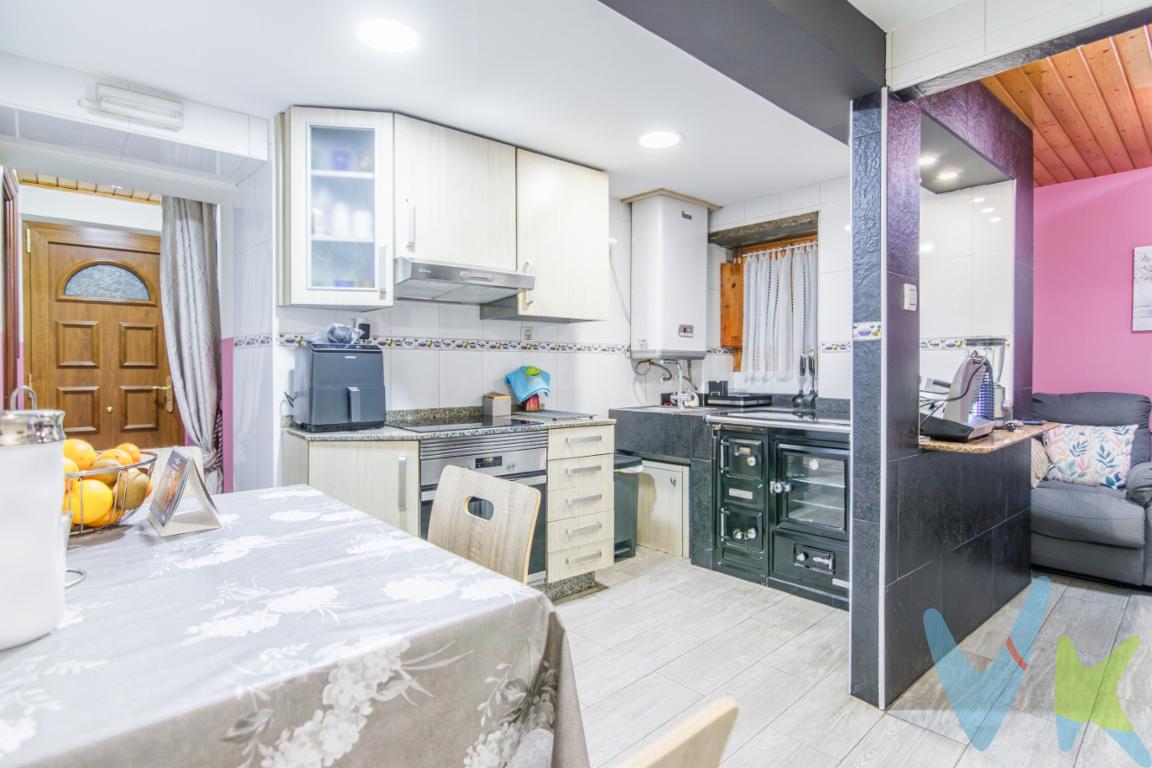 Se presenta una oportunidad excepcional para adquirir una acogedora casa en la encantadora localidad de Candamo. Esta propiedad, construida en 1899, ofrece una mezcla única de historia y confort moderno. Con un total de 89 metros cuadrados edificados, la vivienda se distribuye de manera eficiente para maximizar cada rincón.La casa tiene tres acogedores dormitorios, uno de ellos con vestidor, perfectos para familias o para quienes desean un espacio extra para invitados o un despacho.La cocina, además de placa de inducción, tiene una cocina de carbón totalmente nueva, y hay además una depuradora de agua.Con una amplia parcela situada a escasa distancia, la propiedad ofrece un espacio exterior perfecto para disfrutar de la tranquilidad del entorno natural de Candamo. La finca proporciona privacidad y seguridad, lo que la convierte en un lugar ideal para quienes buscan un refugio apartado del bullicio urbano. Además, añade un toque de frescura y belleza, perfecta para relajarse al aire libre.Cuenta además con un amplio hórreo, ofreciendo un espacio de almacenamiento extra.La conectividad con el transporte público es un plus, gracias a la cercana parada de autobús, enfrente de la casa, que proporciona acceso fácil y cómodo a otras áreas.Candamo, con su riqueza histórica y su belleza natural, ofrece una calidad de vida excepcional. Vivir aquí es vivir en un entorno que combina a la perfección el encanto rural con las comodidades modernas. Las posibilidades de desarrollo personal y familiar son ilimitadas, y todo esto lo encontrará en un entorno que inspira y enriquece.La vivienda está lista para ser visitada. Su fachada típicamente asturiana, su ubicación en un entorno sereno y sus característicos elementos históricos, hacen de ella una joya que merece ser contemplada. Con cada detalle cuidadosamente armonizado entre lo antiguo y lo moderno, esta propiedad es la elección ideal para quienes buscan algo especial y único.Esta propiedad no es solo una casa; es un hogar lleno de posibilidades y calidez. Cada rincón cuenta una historia, esperando ser parte de su próxima aventura. Este es un lugar donde los momentos inolvidables están por crearse, y donde la esencia de Candamo se vivirá a diario.No pierda la oportunidad de explorar esta encantadora vivienda. Llámenos para agendar una visita y descubrir personalmente todo lo que esta maravillosa propiedad tiene para ofrecer. Aquí, en el corazón de Candamo, su futuro hogar le espera.PRECIO DE VENTA SIN GASTOS NI IMPUESTOS INCLUIDOS: El precio de venta no incluye gastos de notaría, registro de la propiedad, gestoría, ni el Impuesto de Transmisiones Patrimoniales (ITP) o el IVA/AJD. HONORARIOS: El precio de venta no incluye los honorarios que se devengan a cargo del cliente comprador por la prestación de servicios de asesoramiento y gestión. El importe asciende al 2%, con un mínimo de 2.000 EUR, del Precio de Venta (IVA no incluido). Dichos honorarios deberán ser abonados a la firma de la escritura pública.