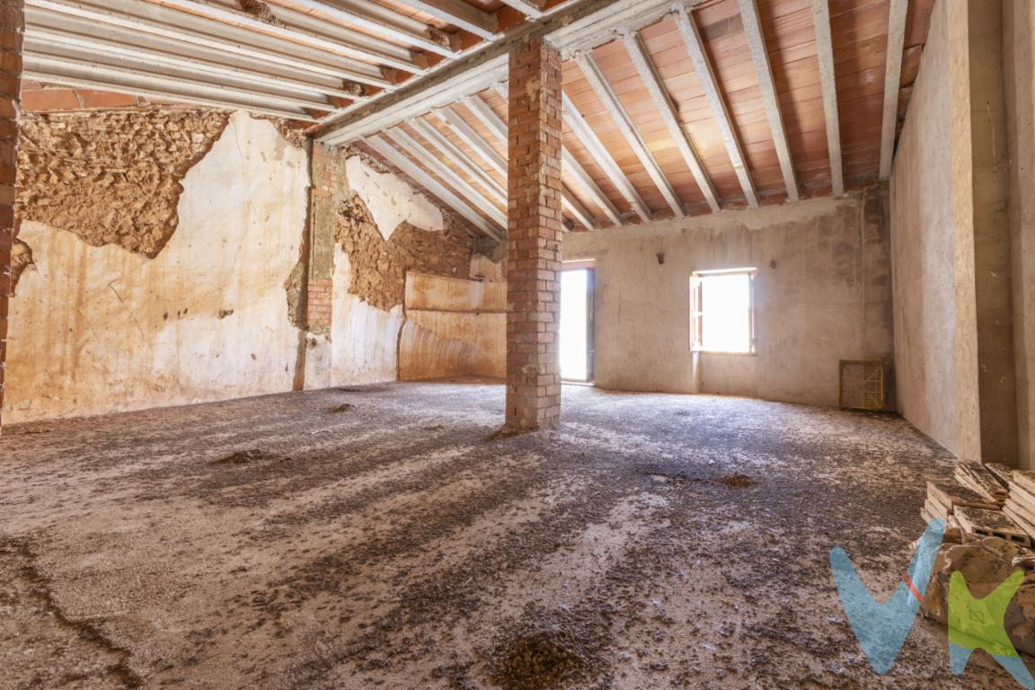 ? Crea tu hogar desde cero con un gran patio en Quart de les Valls¿Y si en lugar de adaptarte a una casa pudieras diseñarla exactamente como quieres?Te presentamos esta vivienda de pueblo con 170 m² construidos y un espectacular patio de 75 m², una oportunidad perfecta para crear un hogar único desde cero o desarrollar un proyecto de inversión con alta rentabilidad.? Un lienzo en blanco con mucho potencialEsta propiedad es ideal para quienes buscan:Diseñar su casa a medidaApostar por un proyecto personal con carácterInvertir en una vivienda con gran margen de revalorizaciónAquí no pagas por una reforma hecha ? Pagas por el espacio, la ubicación y las posibilidades? Estructura y estado actualTejado a dos aguas completamente renovadoForjado superior nuevoForjado intermedio con solera renovada y vigas de madera originales en buen estadoConstrucción trasera en mal estado (ideal para demolición y rediseño del espacio)? Esto te permite empezar tu proyecto con una base ya ejecutada y total libertad en el resto.? Distribución actualPlanta baja (90 m²):2 estanciasZona diáfana con múltiples opciones de distribuciónBaño exterior (posibilidad de integrarlo)Planta superior (80 m²):Espacio completamente abiertoPerfecto para proyectar zona de descanso, despacho o varias habitaciones? Patio de 75 m²: el verdadero protagonistaUn espacio difícil de encontrar en este tipo de viviendas:Ideal para jardín, piscina o zona chill outPosibilidad de porche o ampliaciónCon zona trasera para rediseñar completamente? Aquí es donde esta propiedad marca la diferencia.? Una oportunidad para crear valorPrecio: 129.500 Perfecta para:Quien quiere una casa personalizada sin pagar sobreprecioInversores que buscan margen tras reformaReformistas que saben ver el potencial? Ven a verla y visualiza el proyectoLas fotos no hacen justicia a todo lo que puede llegar a ser. Contacta para visitarla y descubrir cómo podría convertirse en tu próximo hogar o inversión.                                                                                                                                                                                                                      NOTA IMPORTANTE SOBRE ESTE ANUNCIO: Renderizado e IA Para facilitar la visualización del potencial real de esta propiedad, queremos informar de manera transparente a los interesados que algunas de las imágenes presentadas en este anuncio han sido optimizadas y mejoradas mediante Inteligencia Artificial (IA)  y herramientas de  home staging  virtual.Se muestra a título informativo y no contractual. El precio no incluye lo siguiente: Honorarios de la agencia inmobiliaria, impuestos (IVA, ITP) y otros gastos de la Compraventa (notaria, gestoría y registro 