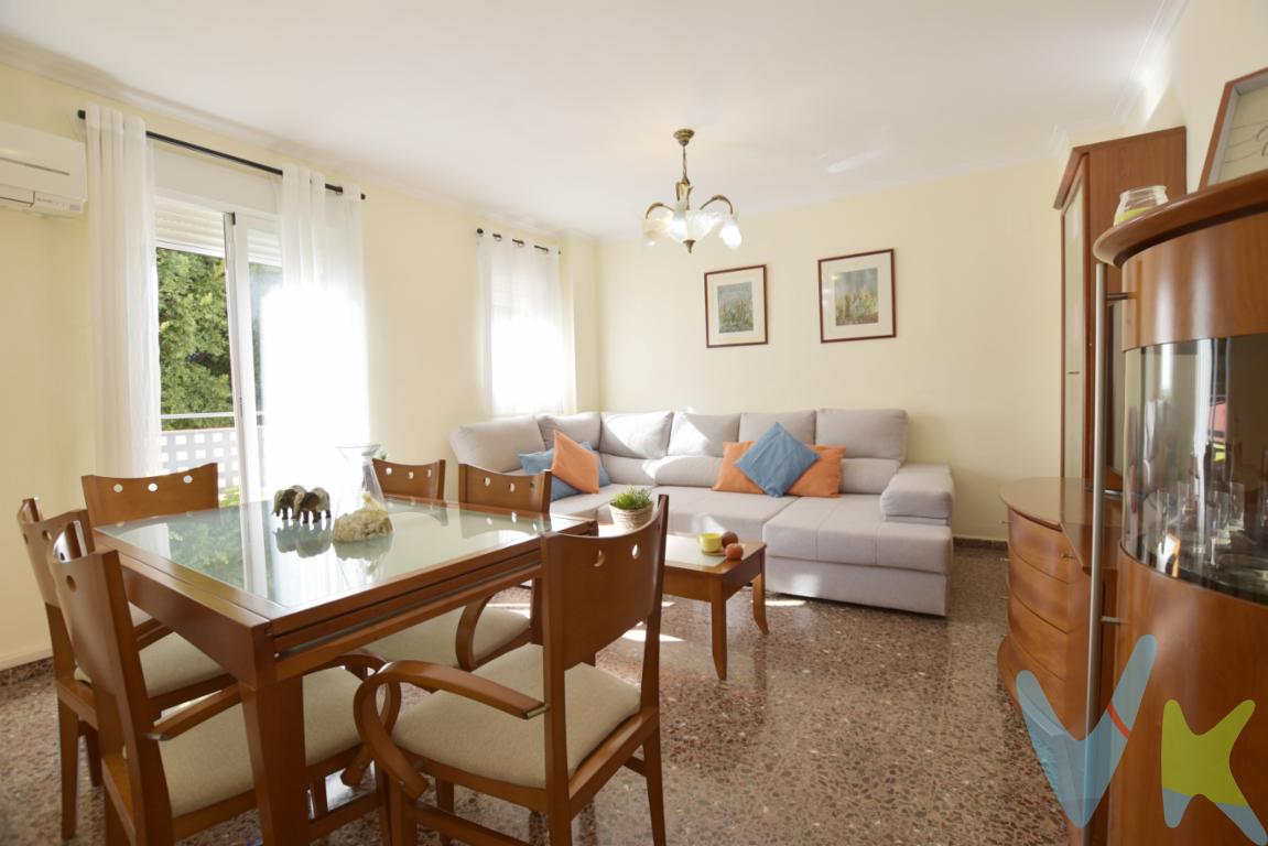 ¿Eres de los que te gusta despertar y salir al balcón o disfrutar de unas vistas despejadas o recibir los primeros rayos del sol? Si es así, estás de enhorabuena. Te ofrecemos un piso, orientado al este, muy luminoso y situado frente a una plaza tranquila, ajardinada, en una de las calles más importantes de Rafelbunyol. Además, se incluye una plaza de garaje y un trastero con salida a un pequeño patio particular, en planta baja, ideal para tener un lavadero por su buena ventilación. La vivienda está muy bien conservada por los propietarios, con dos balcones a la calle, dos baños, uno en suite con plato de ducha a estrenar y recién pintada. La vivienda está situada muy cerca del centro, a unos tres minutos andando de la parada del metro, dirección Valencia a 25 minutos, próxima al centro de salud y colegios. Rafelbunyol cuenta con zonas verdes para correr, pasear o disfrutar con los niños. ¿Quieres más información? Llámanos y encantados te ofrecemos toda la información. ¿Te gustaría enterarte en primicia de nuestros inmuebles en alquiler y venta? En VIVEKU.ES los publicamos con unos días de antelación.Contamos con 30 años de experiencia acreditada y nuestro objetivo es garantizarle un servicio de compra humano, ético, de calidad, fácil y seguro. Nuestro equipo lo integran agentes con la titulación AIR (Agente Inmobiliario Registrado) y Agentes Certificadores de la categoría Premium en certificación de inmuebles y debidamente registrados en el Registro de Agentes de Intermediación de la CV (RAICV 0743). Consulte en nuestras reseñas de Google lo que opinan los clientes que ya han trabajado con nosotros.El precio NO incluye: Impuestos, gastos de Notaría, registro y honorarios de inmobiliaria.    