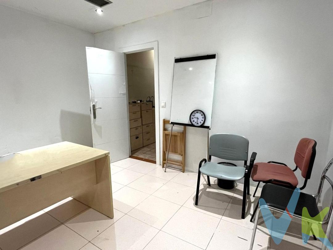 ¡Oportunidad única de inversión en pleno centro de Pamplona! Se vende local comercial en la Calle González Tablas 3, una de las zonas más céntricas y transitadas de la ciudad. Este amplio local de 120 m² cuenta con una fachada de 4,5 metros de ancho, garantizando una excelente visibilidad y accesoDistribuido en tres estancias, la primera es ideal para negocio de exposición o tienda, mientras que las otras dos estancias están pensadas para uso de oficina. Además, dispone de dos aseos, lo que lo convierte en un espacio funcional y cómodo para cualquier tipo de actividad. Calefacción por suelo radiante. No pierdas la oportunidad de adquirir este local con gran potencial en una ubicación inmejorable. ¡Contáctanos para más información y ven a verlo!(Las superficies expresadas en esta página tienen carácter descriptivo y son aproximadas. Datos meramente informativos, sin valor contractualEl PVP indicado no incluye impuestos, gastos de transmisión).