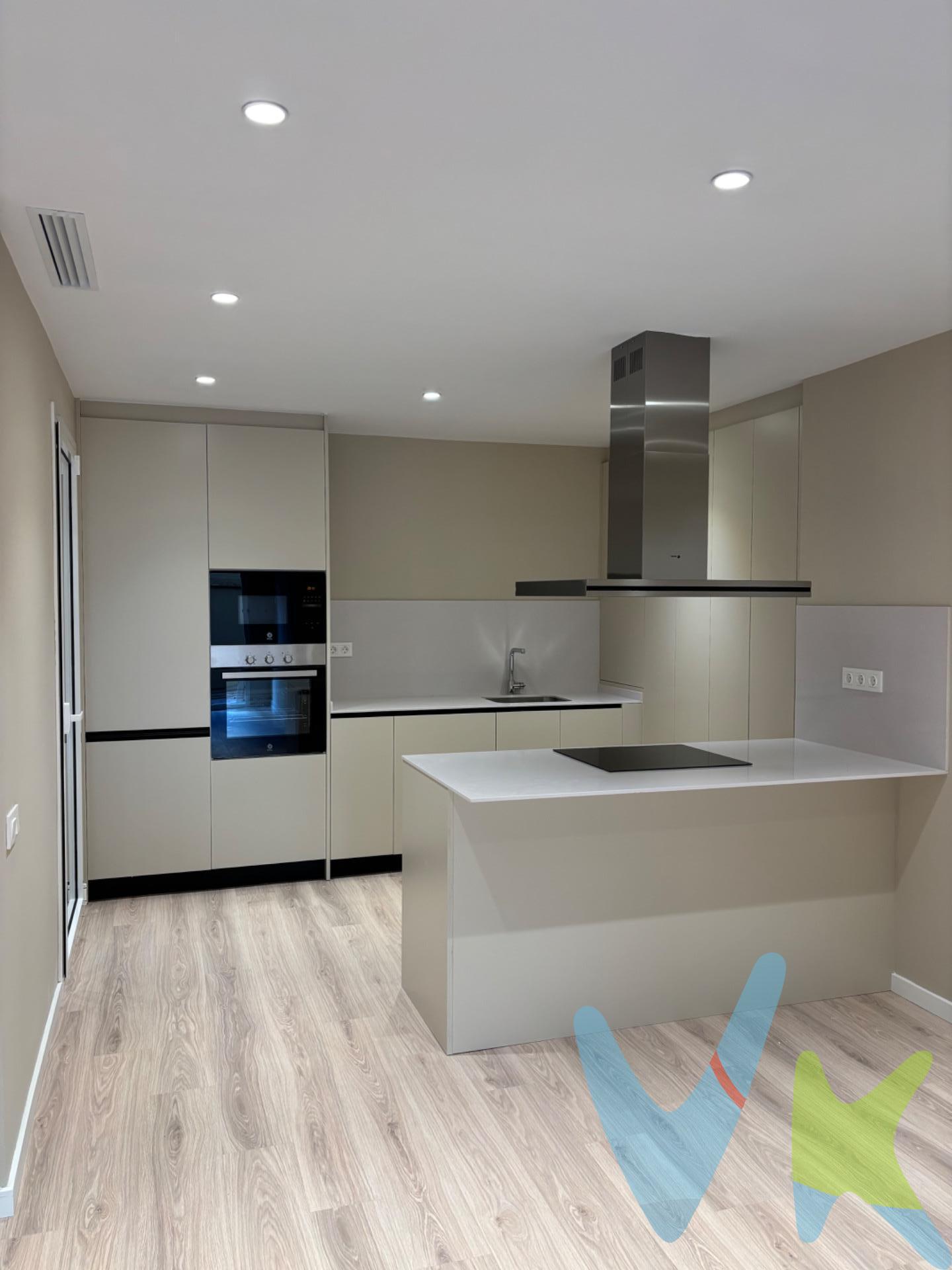 En el tranquilo y elegante barrio del Putxet, a pocos minutos del corazón de Gràcia, se encuentra esta planta baja recién reformada que combina diseño contemporáneo, confort y un encanto muy barcelonés. La vivienda destaca por su excelente distribución, aprovechando al máximo cada espacio para ofrecer amplitud y funcionalidad. Dispone de dos habitaciones dobles exteriores con acceso directo a la terraza, dos baños completos de diseño moderno y un amplio salón con cocina americana integrada. En esta zona principal, la tradicional volta catalana en el techo aporta carácter, calidez y un toque distintivo que conecta la vivienda con la arquitectura más auténtica de la ciudad. El gran protagonista es la terraza privada de 35 m², un espacio abierto y luminoso perfecto para relajarse, disfrutar de comidas al aire libre o simplemente contemplar las impresionantes vistas a la Casa Vicens. Esta obra de Antoni Gaudí, declarada Patrimonio Mundial por la UNESCO, fue una de sus primeras creaciones y representa una pieza clave del modernismo catalán. Su fachada colorida y su diseño innovador convierten las vistas desde la terraza en una experiencia única, donde arte y vida cotidiana se fusionan de forma natural. Esta propiedad combina la tranquilidad residencial del Putxet con la vitalidad del cercano barrio de Gràcia, ofreciendo una ubicación privilegiada con excelentes conexiones y todos los servicios a su alcance. Una vivienda singular, cuidadosamente reformada, que une tradición, modernidad y una de las vistas más especiales de Barcelona.