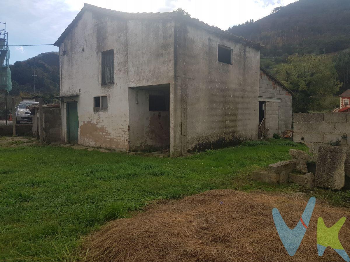 Terreno urbano en Los Corrales de Buelna (Cantabria). La parcela tiene una superficie de 619 m² y sobre ella hay edificada un almacén de unos 60 m² de planta. Urbanísticamente está calificada como suelo urbano ordenanza nº 3, siendo el uso característico en estos tipos de terrenos el residencial en edificio unifamiliar, estando permitido también entre otros el uso industrial y el comercial. El almacén tiene suministro eléctrico y agua de traida. Está ubicada en el centro de Somahoz, junto al colegio. Bien comunicada por carretera y próxima a la estación de ferrocarril. Gastos de la transacción:. La compra de esta finca está gravada por el impuesto de transmisiones patrimoniales (10%). 