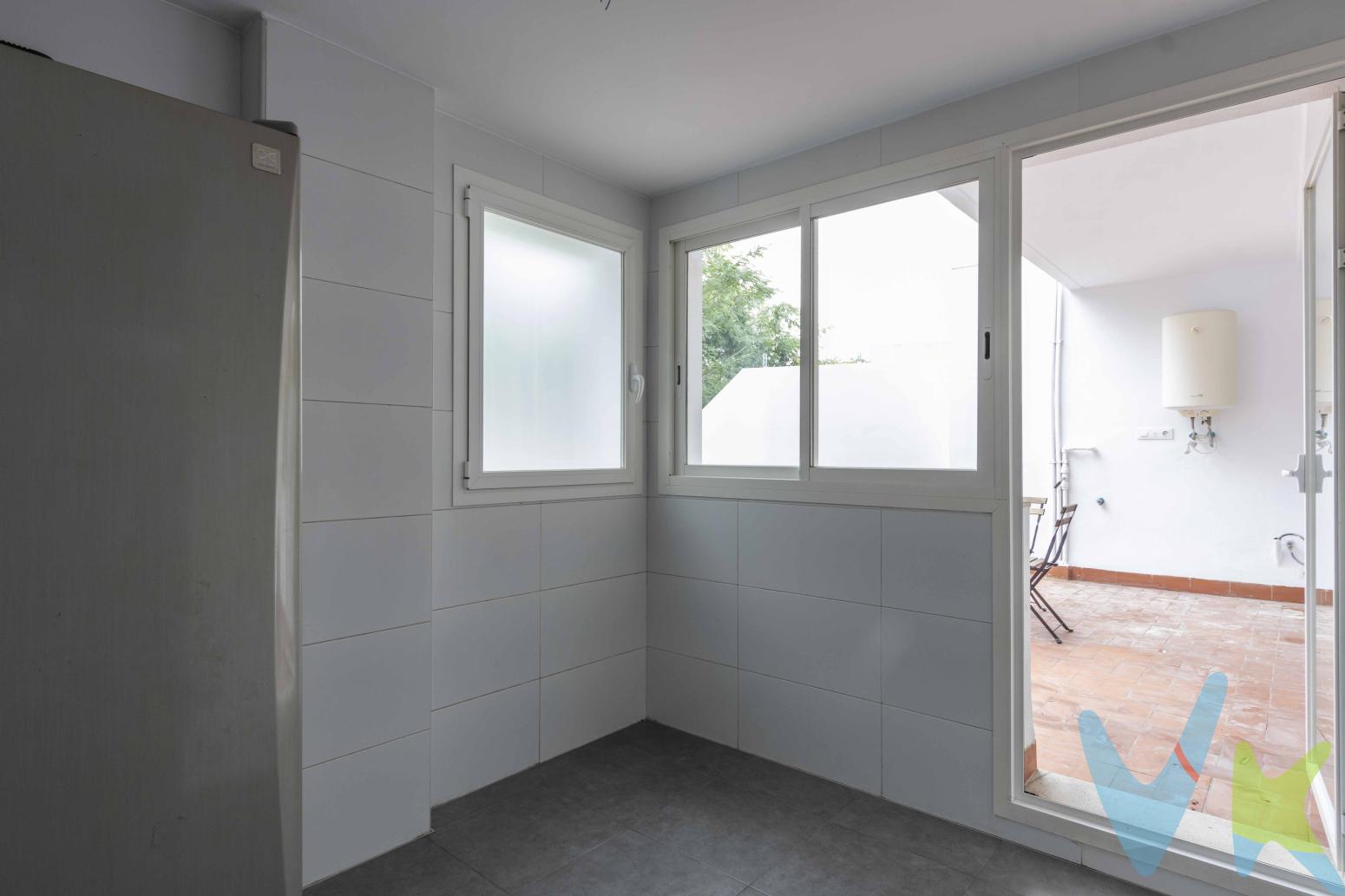 Título: Piso de 3 Habitaciones con Terraza, 2 Garaje y Trastero en Torrent Descripción General del InmuebleSe presenta para la venta una vivienda tipo piso ubicada en la localidad de Torrent. La propiedad cuenta con una superficie construida de 113 m² y una superficie útil de 102 m².El inmueble está situado en la primera planta de un edificio residencial. La fecha de construcción del edificio es del año 2017, por lo que sus estándares de construcción son contemporáneos. Distribución y CalidadesLa distribución interior de la vivienda consta de tres dormitorios y dos baños. La propiedad se complementa con una terraza de uso privativo a la que se accede desde la cocina y tiene aproximadamente 30m2. Cuenta con salón y cocina independientes.El suelo es de tarima y las puertas lacadas en blanco. Equipamiento y Zonas ComunesEl edificio está equipado con ascensor, garantizando el acceso a la primera planta.El precio de venta incluye dos anexos vinculados a la propiedad:Dos plaza de garajes, destinada al estacionamiento de vehículos.Un trastero, destinado a almacenamiento adicional. Ubicación y ServiciosLa finca se encuentra en una zona de Torrent que dispone de conexiones de transporte público. La proximidad incluye acceso a estaciones de metro y paradas de autobús. Estas conexiones facilitan el transporte al centro de Torrent y a Valencia capital.El entorno inmediato de la propiedad cuenta con servicios básicos, tales como comercios, centros educativos y centros de salud. Solicitud de VisitaPara recibir información técnica adicional, como planos o la memoria de calidades, o para coordinar una visita a la propiedad, contacte con nuestra oficina. 