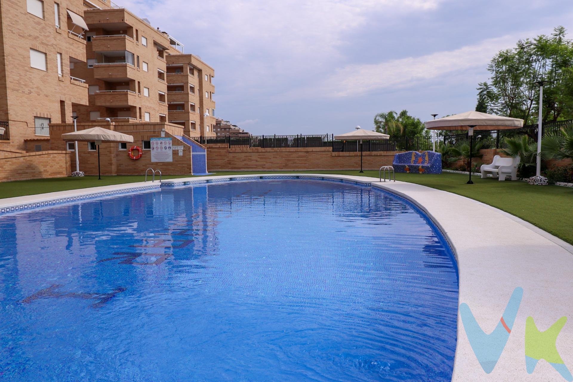 Este apartamento es el lugar perfecto para aquellos que buscan un espacio para vivir y disfrutar cerca del mar. Se trata de una vivienda de dos habitaciones dobles con armarios empotrados, un baño completo con bañera, cocina independiente equipada con electrodomésticos, salón comedor y terraza con vistas despejadas. Además cuenta con aire acondicionado frio/calor en el salón para mantener una temperatura cómoda en cualquier época del año,  plaza de parking, trastero y piscina comunitaria. Se encuentra a pocos metros de la playa y cerca de supermercados. ¿quieres saber más sobre este apartamento o la zona? pues no esperes más y ven a visitarlo.