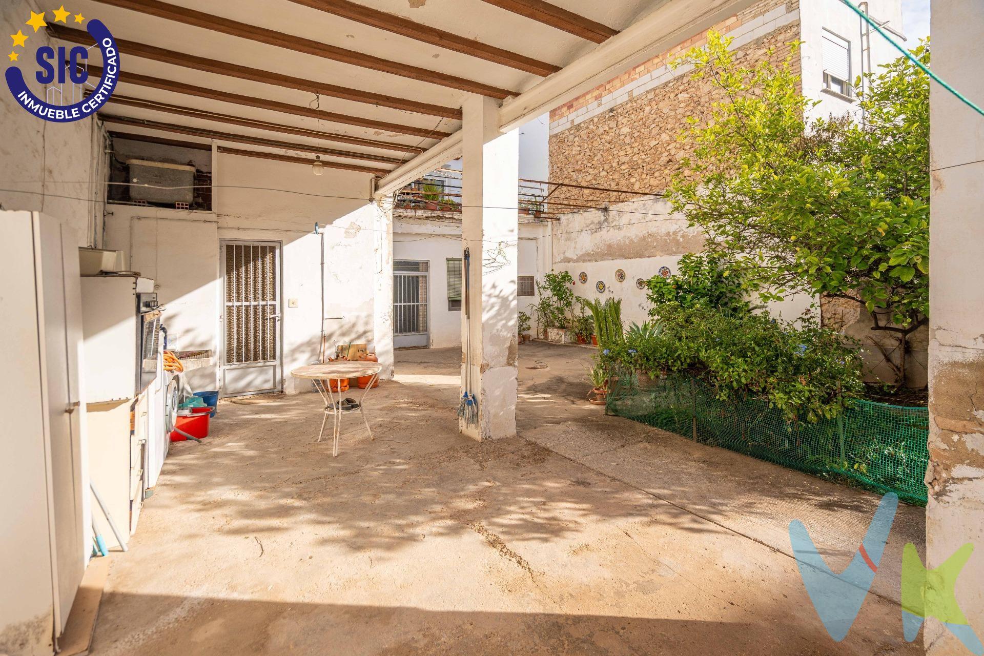 ¡EL LIENZO DE TUS SUEÑOS TE ESPERA EN CARCAIXENT!.  Venta Exclusiva: Joya de Planta Baja con Potencial Ilimitado.  UBICACIÓN  En el corazón de una de las mejores y más tranquilas zonas residenciales de Carcaixent. Vive con la comodidad de tenerlo todo cerca, sin renunciar a la paz.  Un Espacio, Dos Destinos Brillantes. Esta propiedad es mucho más que una vivienda a reformar; es una promesa de futuro, un proyecto de vida que puedes moldear desde el primer ladrillo.  Proyecta el Hogar que Siempre Imaginaste:. Imagina. Luz y Diseño:. La libertad de crear una Gran Vivienda Nueva, con distribuciones abiertas, techos altos y la máxima eficiencia energética. El Gran Oasis: Un Impresionante Patio Privado, tu refugio personal. Piensa en comidas al aire libre, un jardín vertical, o una piscina de diseño para las tardes de verano. **¡Tu parcela de cielo en el centro!**. Flexibilidad Total: Un vasto Almacén que puede transformarse en un Home Office vanguardista, un atelier creativo, o el gimnasio familiar. Máximo Valor: Diseña un hogar a tu medida, invirtiendo en calidad de vida y asegurando que cada rincón hable de ti.  La Inversión Inmobiliaria de Oro:. Para el inversor con visión, esta propiedad en esta zona es una oportunidad excepcional para la revalorización. Rentabilidad Asegurada: Compra a precio de reforma para vender o alquilar a precio de obra nueva o de diseño. Activo Sólido: Invertir en una zona consolidada minimiza el riesgo y maximiza el retorno.  Detalles que Enamoran:. |Gran Patio | Espacio exterior esencial para la calidad de vida. |. Almacén Amplio Versatilidad para , taller o ampliación de vivienda. |. Para Reformar TU DISEÑO, TUS REGLAS. Ahorra costes de derribo innecesarios. ¡LA OPORTUNIDAD DE DISEÑAR EL PRESENTE Y EL FUTURO DE TU FAMILIA O DE TU CARTERA TE ESPERA EN CARCAIXENT!. ------------------------------------------------------------------------------------------------------------------. Por mandato expreso del propietario, comercializamos este inmueble en exclusiva, lo que le garantiza el acceso a toda la información. Por este motivo, se ruega no molestar al propietario, a los ocupantes de la propiedad o a los vecinos. Muchas gracias por su comprensión. Si usted es agente inmobiliario y tiene un cliente para este inmueble, llámenos: estaremos encantados de colaborar. 