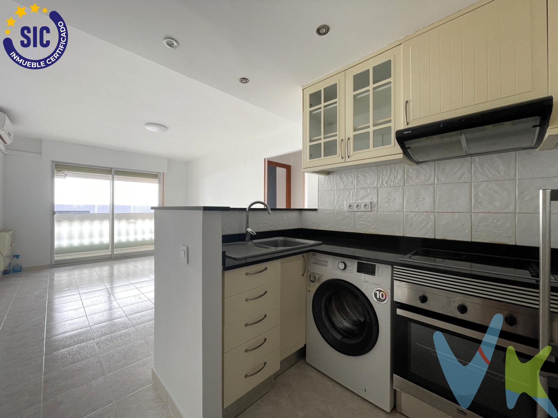 Propiedad lista para entrar a vivir gracias a su excelente estado de conservación. El espacio se distribuye eficientemente, con una cocina abierta que conecta directamente con el salón, proporcionando un ambiente luminoso y acogedor perfecto para compartir momentos inolvidables con familiares o amigos. Dispone además de dos dormitorios, así como un baño completo que atiende todas las necesidades diarias del hogar. La ubicación es inmejorable; a tan solo diez minutos caminando encontrarás la playa de La Concha y todos los servicios necesarios: supermercados, restaurantes y transporte público cercano facilitan aún más tu día a día o tus escapadas veraniegas. Este apartamento no solo es ideal como residencia personal sino también constituye una excelente opción inmobiliaria para inversores interesados por el mercado vacacional. Es ideal tanto para vivir todo el año como para disfrutar de estancias vacacionales junto al Mediterráneo. (*) Cláusula de Transparencia y Desglose de Gastos. En cumplimiento de las obligaciones de información previstas en la Ley 10/2025, de 28 de diciembre, de servicios de atención a la clientela y transparencia, así como en la normativa sectorial vigente, se hace constar que el precio indicado no incluye los gastos e impuestos inherentes a la adquisición, los cuales se desglosan a continuación:. - Impuesto sobre Transmisiones Patrimoniales (ITP): Se aplicará el tipo impositivo vigente en la Comunidad Valenciana, generalmente el 10%, sin perjuicio de tipos reducidos aplicables según las circunstancias personales del comprador o las características del inmueble. El impuesto se devenga sobre el Valor de Referencia Catastral o el precio de venta, aquel que resulte superior. Para una información exhaustiva sobre el funcionamiento, tipos impositivos y bonificaciones del ITP, puede consultar el portal oficial de la Agencia Tributaria autonómica en el siguiente enlace: www.atv.gva.es/es/itpajd. - Gastos de Notaría: Los honorarios notariales se calcularán conforme al arancel oficial regulado en el Anexo I, del Real Decreto 1426/1989, de 17 de noviembre, por el que se aprueba el arancel Notarial. - Gastos de Registro: La inscripción en el Registro de la Propiedad se facturará según el arancel oficial establecido en el Anexo I, del Real Decreto 1427/1989, de 17 de noviembre, por el que se aprueba el arancel de los Registradores de la Propiedad. - Gastos de Gestión: Los honorarios por la tramitación administrativa, liquidación de impuestos e inscripción registral, en el supuesto de ser a cargo de la agencia inmobiliaria, ascienden a 302,50 € (IVA incluido). - Honorarios Agencia del Vendedor: incluidos en el precio publicado. - Honorarios Agencia del Comprador: Se informa que eventualmente podrían existir honorarios profesionales a cargo del adquirente, en aquellos casos en que se hubieran contratado previamente los servicios específicos del encargo de compra y en ningún caso estarán vinculados al precio.