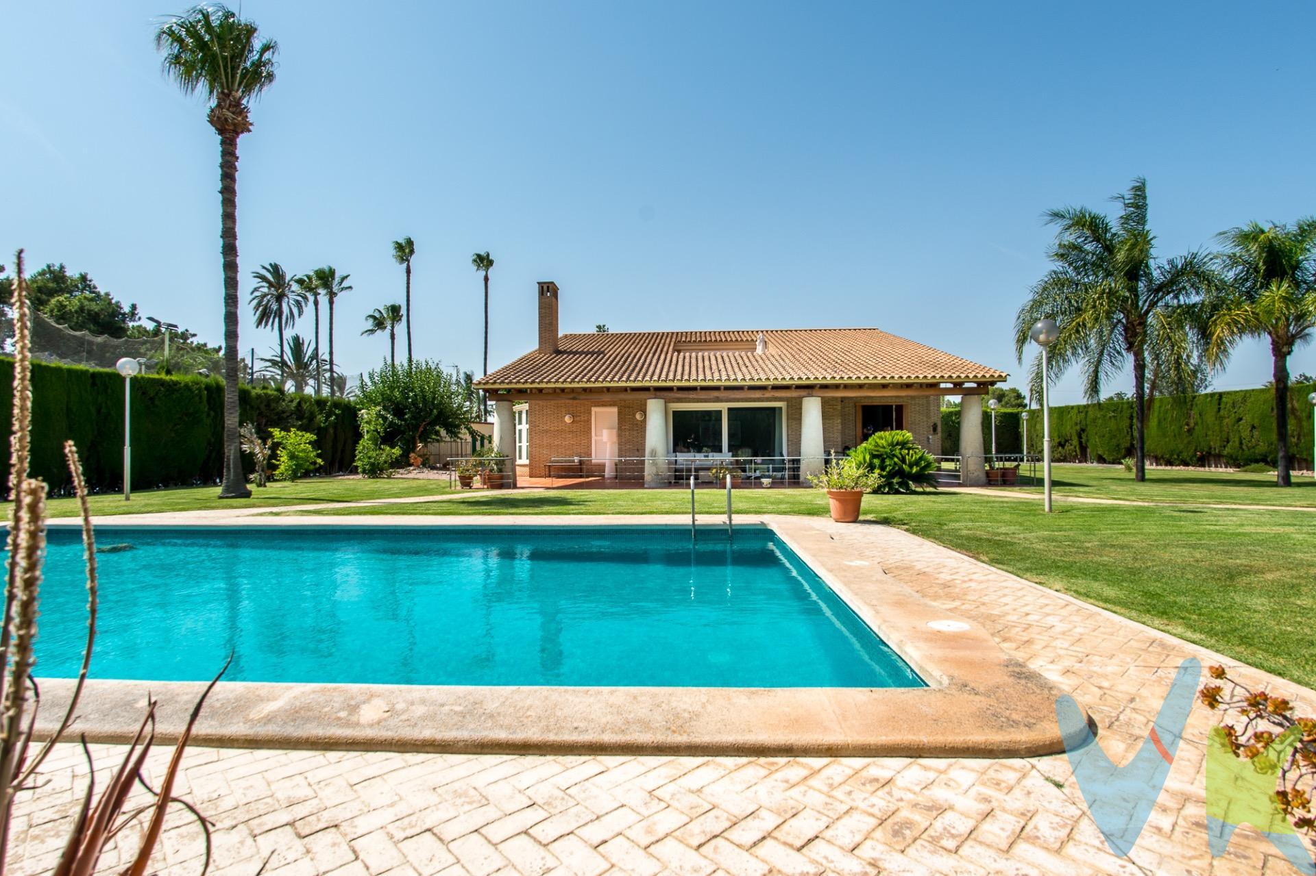 Crea el hogar que siempre has soñado con el equilibrio perfecto entre la cercanía a la ciudad y la desconexión absoluta no siempre es fácil. Porque existen propiedades que logran detener el tiempo. Esta extraordinaria villa, ubicada en el entorno privilegiado de Puente Tocinos, ofrece un oasis de paz, privacidad y confort a tan solo 10 minutos del centro de Murcia. Con una imponente parcela de 2.340 m² y 300 m² construidos, esta vivienda ha sido diseñada para quienes valoran el espacio, la luz y la calidad de vida en cada detalle. Planta Baja: El corazón del hogar (200 m²). La distribución en planta baja está pensada para el disfrute diario, eliminando barreras y conectando el interior con la naturaleza del jardín:.  El Salón Principal: Un espacio amplio y acogedor presidido por una chimenea, ideal para los meses de invierno. Desde aquí se accede directamente a un espectacular porche cubierto con la caída de la propia cubierta, el rincón perfecto para las tardes de lectura o las cenas al aire libre.  La Cocina: De dimensiones muy generosas, se complementa con una salita interior (el rincón perfecto para los desayunos en familia) y un gran lavadero independiente con salida directa al exterior.  Zona de Descanso: Dispone de dos dormitorios en suite en esta misma planta, garantizando la máxima comodidad y accesibilidad, además de un baño de cortesía adicional. Planta Superior: El refugio principal (100 m²). Subiendo las escaleras accedemos a un espacio concebido exclusivamente para la intimidad y el bienestar de los propietarios:.  Un impresionante dormitorio principal en suite.  Vestidor privado de gran capacidad.  Un cuarto de baño principal que alberga su propia sauna, transformando tu rutina diaria en una experiencia de spa privado. Exteriores y Sótano: Diseñados para disfrutar. El exterior de la propiedad es un lienzo en blanco para el ocio y la desconexión, rodeado de un entorno verde que garantiza una intimidad total:.  Piscina privada rodeada de zona verde para disfrutar del excelente clima de la Región de Murcia.  Zona de barbacoa totalmente equipada, ideal para celebrar reuniones con amigos y familiares.  Sótano con capacidad para 4 vehículos, ofreciendo todo el espacio de almacenamiento y seguridad que necesitas. Esta propiedad no es solo una casa; es un estilo de vida. Un lugar donde la privacidad de una gran parcela rústica se fusiona con la comodidad de estar a un paso de todos los servicios de la capital. Contáctenos para concertar una visita privada y descubrir la verdadera dimensión de este hogar. Contáctenos para concertar una visita privada y descubrir la verdadera dimensión de este hogar.