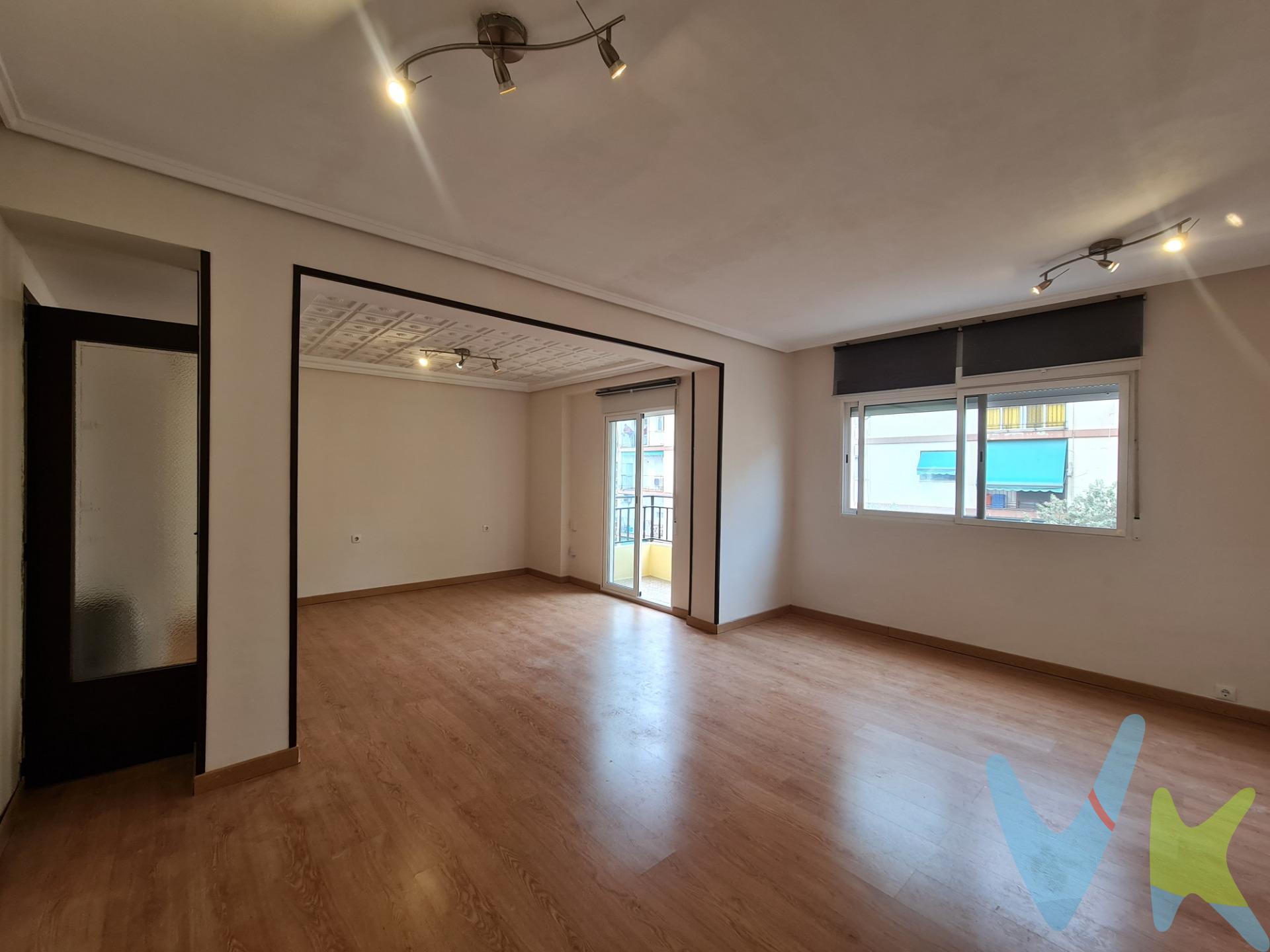 Se vende piso ALQUILADO, contrato vigente desde Agosto de  2022. SOLO INVERSORES REALES. Piso en buena ubicación, amplio, tiene 3 habitaciones (antes 4), se le ha dado una al salón haciéndolo muy amplio con salida a balón, es un 4 piso con ASCENSOR, vistas a la calle y despejadas ya que la calle es muy ancha, baño completo, cocina independiente y también exterior, reformada. Zona con todo tipo de comercios, supermercados, colegios, autobús, 10 minutos a pie del Corte Inglés de Av. Francia  y 15 de la playa. Una muy buena inversión. Contáctanos para más información. . Agencia Registrada con el nº 1620 en el Registro Obligatorio de Agentes Inmobiliarios de la Comunitat Valenciana, según el DECRETO 98/2022, de 29 de julio, del Consell, por el que se regula el Registro de Agentes de Intermediación Inmobiliaria de la Comunitat Valenciana. . Por mandato expreso del propietario, comercializamos este inmueble en exclusiva, lo que garantiza el acceso a toda la información, a un servicio de calidad, un trato fácil, sencillo y sin interferencias de terceros. Por este motivo se ruega no molestar al propietario, a los ocupantes de la propiedad, conserje o a los vecinos.