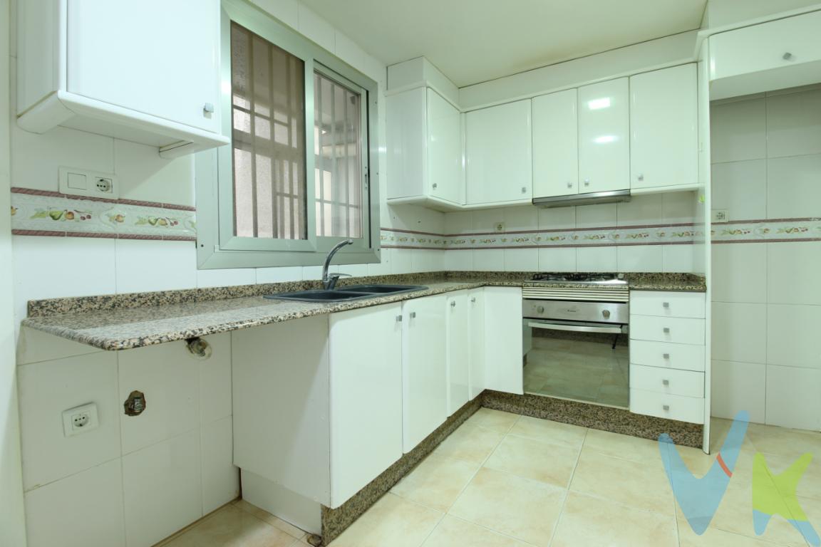 Descubre el privilegio de vivir en pleno corazón de la ciudad, con todos los servicios a tu alcance y el encanto de una calle peatonal donde reinan la calma, el silencio y la calidad de vida.Esta elegante vivienda esquinera ofrece una luminosidad excepcional durante todo el día, gracias a su orientación y ventilación natural. Cuenta con dos amplias habitaciones exteriores y un acogedor salón-comedor que se abre a un magnífico balcón, desde donde podrás disfrutar del ambiente único de la emblemática calle Mayor de Paterna, escenario de la vida y las tradiciones locales.La vivienda se completa con una cocina independiente totalmente equipada, con acceso a galería-lavadero, y un baño completo de cuatro piezas, diseñado para ofrecer el máximo confort.Un hogar con carácter, luz y ubicación privilegiada.📍 Ubicación privilegiada, rodeada de todos los servicios, comercios, transporte y vida de barrio. Una excelente ocasión para invertir hoy  tu hogar ya. 📞 ¡Contacta ya para más información.  Este inmueble ha sido certificado para su venta en el Servicio Inmuebles Certificados de la Asociación Inmobiliaria de la Comunitat Valenciana por profesional acreditado en el Registre d¨Agents d´Itermediació Inmobiliaria de la Comunitat Valenciana  RAICV 0008  ( https://sforms.gva.es/sformssistemaexplotacion/servletObtenerXMLns/ObtenerXMLorig?formulario=62953&SF_SIS_ICP=1&ssl_redireccionado=true&idsesion=1752053546541). Para ofrecerle la máxima calidad en servicios inmobiliarios y seguridad jurídica en sus compraventas. La propiedad ha confiado la gestión de venta bajo la modalidad de contrato estándar del Servicio de Inmuebles Certificados de ASICVAL denominado exclusiva compartida o multi exclusiva, por lo que rogamos las peticiones de colaboración en la venta se realicen a través de agencias asociadas a dicho servicio.El precio publicitado es el Precio Venta al Público que será el importe de Escrituración Pública de la Compraventa. No obstante deben saber que toda compraventa tiene asociados unos gastos que se  deberán sumarse al importe indicado  como PVP o Escrituración que dará como resultado el Valor de Adquisición ( Valor de Adquisición es la suma del PVP o de Escrituración más todos los gastos asociados a la compraventa ). Este PVP publicado o de venta no incluye los honorarios de gestión e intermediación inmobiliaria a cargo del comprador, ni gastos de notaria ni registro de la propiedad ( que están sujetos a aranceles y varían dependiendo del precio de escrituración ) , así como el Impuesto de Transmisiones Patrimoniales que parte de un tipo general del 10% del precio de escrituración, aunque dicho tipo general puede tener bonificaciones de acuerdo a diversos condicionantes personales y económicos ( ver enlace https://hisenda.gva.es/va/web/tributos/beneficis-fiscals-2025 ). Si desea mayor información o más concreta atendiendo a sus condiciones particulares no dude en pedir asesoramiento a su agente de compra que le resolverá cualquier duda al respecto.