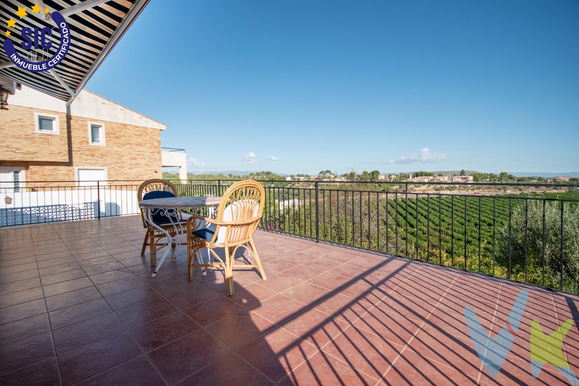 Este chalet urbano no es cualquier casa.. es de esas que te hacen suspirar nada más entrar. Empezamos fuerte 💪🏼: Nada más entrar nos encontramos con un gran comedor con chimenea, abierto hacia la buhardilla, lo que hace que sea simplemente mágico: Es ideal para reuniones, cenas especiales o simplemente para disfrutar de un buen libro al calor del fuego. Además, tiene una habitación doble con salida a balcón, y no un balcón cualquiera, no… uno con unas vistas increíbles que te hacen olvidar el estrés. Un baño completo para dar servicio a esta planta y una cocina gigante donde no solo puedes cocinar, sino también comer cómodamente. Y por si fuera poco, desde la cocina accedes a una terraza de unos 26 m² con vistas aún más espectaculares. ¡Imagínate los desayunos ahí, o esas cenas de verano con amigos!. Subimos a la planta alta y nos encontramos con cuatro habitaciones dobles y una sencilla abuhardillada, súper acogedora, ideal como despacho, cuarto de juegos o ese rincón especial que siempre has querido. El baño de esta planta está muy bien pensado: tiene doble puerta, una que comunica directamente con una de las habitaciones (como si fuera un baño en suite) y otra que da al pasillo, para que el resto de las habitaciones también puedan usarlo. Así, si quieres intimidad, la tienes; y si no, sigue siendo un baño cómodo y accesible para todos. ¡Funcional y con privacidad cuando la necesitas!. El garaje de 60 m² es brutal: cabe de todo, y además se ha aprovechado el hueco del forjado sanitario para para guardar trastos sin que estén por medio. Pero espera 🤚🏼, porque lo mejor está por llegar.. La parte exterior es sencillamente ESPECTACULAR. Tienes una piscina brutal, con unas vistas que te dejan sin palabras… perfecta para desconectar, tomar el sol o pegarte un buen chapuzón. ¿Eres de barbacoas? Pues aquí tienes una barbacoa de obra y, como extra, un paellero para esas comilonas de domingo con amigos y familia. Y lo mejor: varias terrazas repartidas según orientación, para que siempre encuentres tu rincón ideal. Una para desayunar al sol, otra para tumbarte a leer con brisa, una más íntima para cenar en pareja… ¡cada terraza tiene su momento! Aquí no solo vives, aquí disfrutas cada rincón al máximo. No es solo una casa, es ese lugar donde vas a disfrutarlo todo: vistas, espacio, calidad y momentos que se quedan para siempre. ¿Vas a dejar pasar la casa que lo tiene todo?. Mobiliario, vehículos y otros elementos decorativos y personales de la propiedad no incluidos. Impuestos, gastos de compraventa, intermediación y financiación no incluidos.