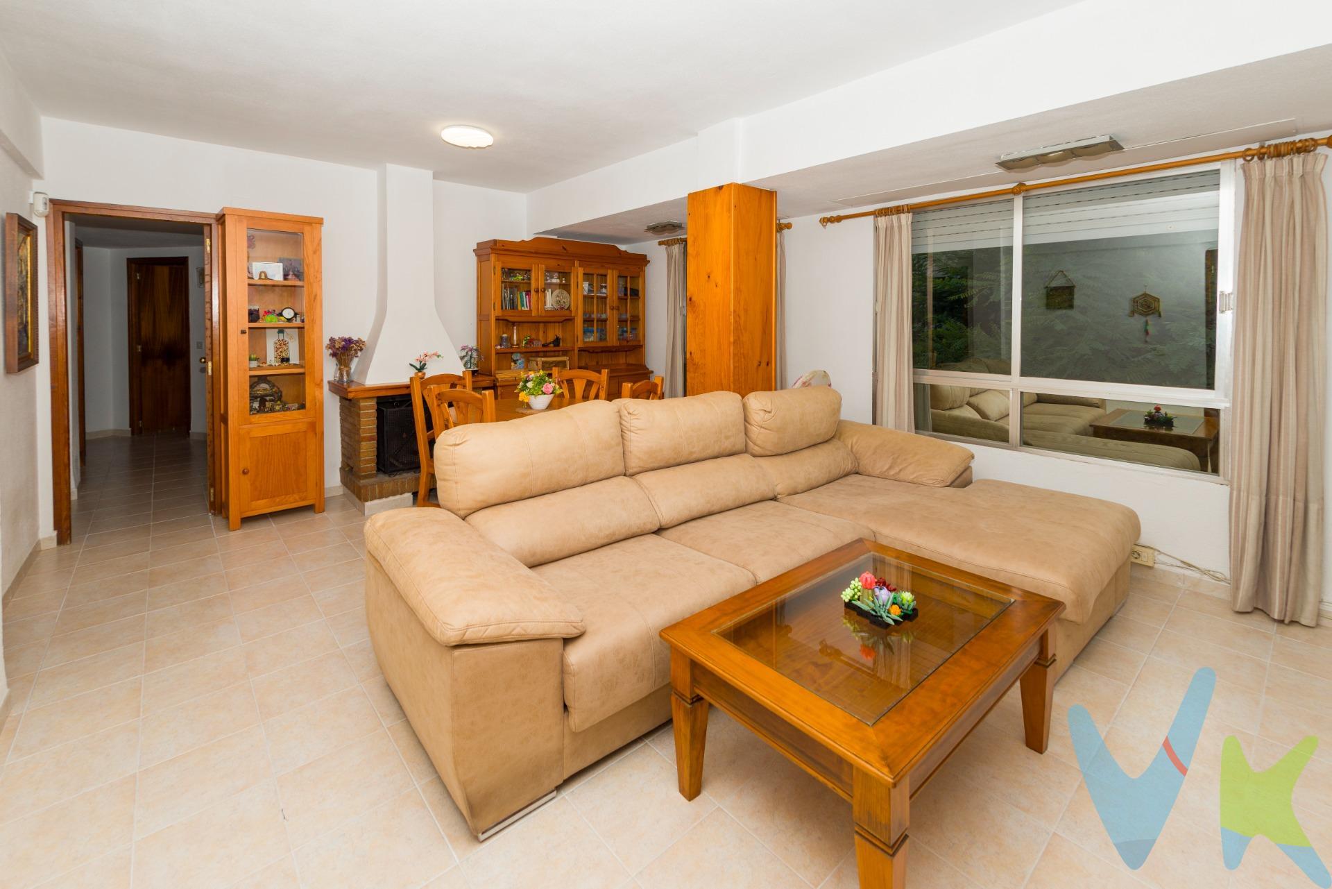 🏡OPORTUNIDAD EN BENICÀSSIM PUEBLO  Piso de 4 habitaciones en la calle principal 🏡. 📍 Ubicación inmejorable: En pleno corazón de Benicàssim, en la calle principal del pueblo, con todos los servicios a pie de calle: supermercados, farmacias, colegios, cafeterías, transporte público… ¡y a solo unos minutos andando de la playa del Torreón!. 🛏 4 habitaciones amplias | 🛁1 baño completo y un aseo.  🏢 1ª planta SIN ascensor. 📐 Superficie aproximada: 124 metros más un patio en la cocina y otro en una de las habitaciones. ✨ Características destacadas:. Vivienda muy luminosa con orientación ideal. Amplio salón-comedor con acceso directo a balcón exterior. Cocina independiente con zona de galería y patio. Espacios bien distribuidos, perfectos para familias o como inversión para alquiler vacacional. Edificio tranquilo de tan solo dos vecinos, con lo que la terraza de la azotea se puede utilizar. 💡 Ideal para quienes buscan vivir en el centro de Benicàssim o invertir en una de las zonas con más demanda durante todo el año, especialmente en verano. 📦 Necesita algunas actualizaciones, lo que te da la oportunidad de reformarlo a tu gusto y aumentar su valor. Si te interesa visitarlo, una de nuestras oficinas está justo enfrente te lo enseñamos encantados!. Por mandato expreso del propietario comercializamos este inmueble mediante contrato de multi-exclusiva, por el cual numerosas agencias colaboradoras, nacionales e internacionales, ofrecen esta vivienda a sus potenciales compradores, todo ello garantizando un servicio de calidad, un trato fácil, sencillo y sin interferencias de terceros, ya que la gestión es a través de nuestra agencia. *Impuestos, gastos de compraventa tales como honorarios agencia y financiación no incluidos. 