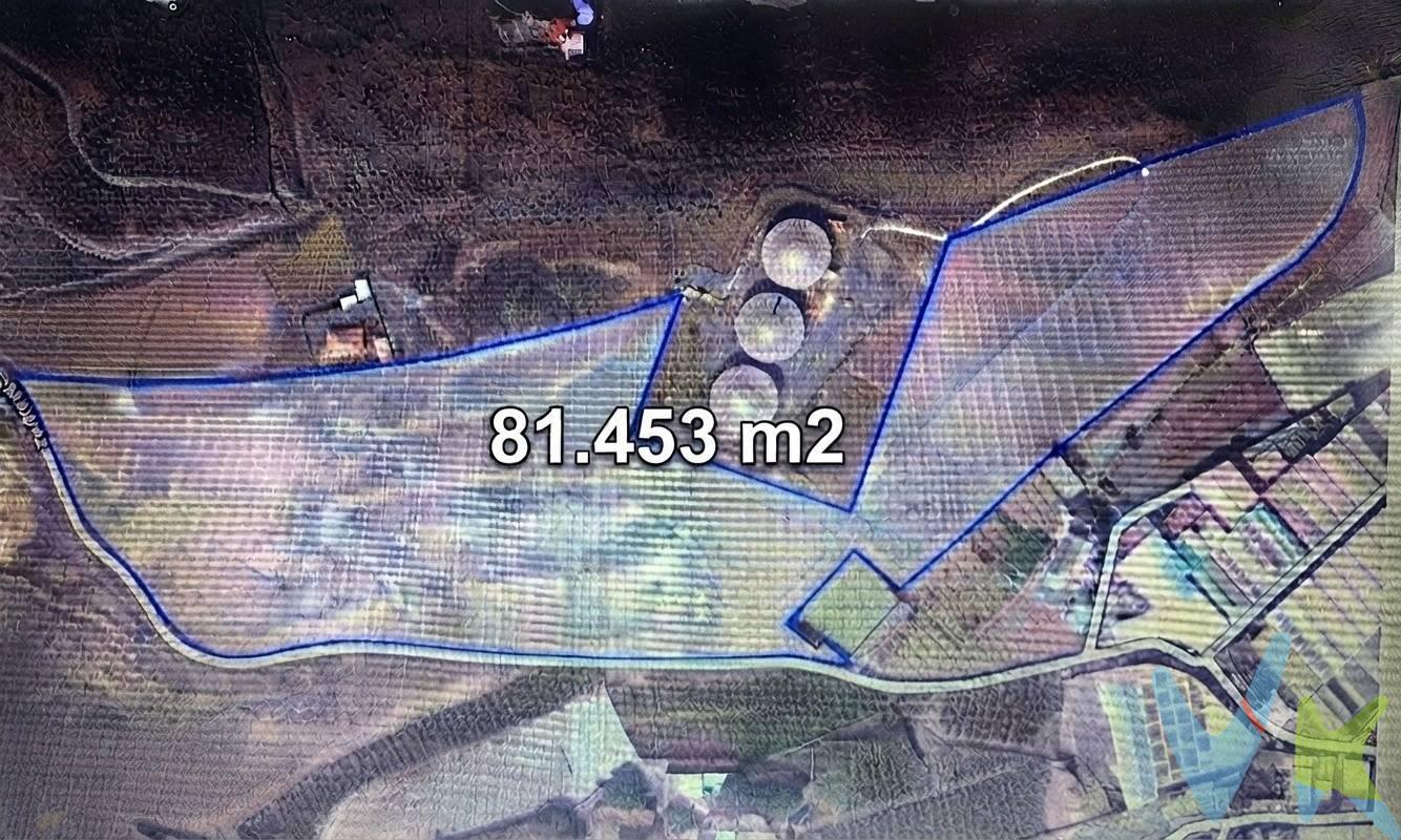 Oportunidad única de adquirir un magnífico terreno rural, en la encantadora zona de Los Cascajos, Telde. Con una superficie extensa, que permite múltiples oportunidades para desarrollar su proyecto ideal. Este terreno ofrece impresionantes vistas que le permitirán disfrutar del entorno natural y la tranquilidad que busca. La carretera bordea una parte del terreno, lo cual garantiza fácil acceso a esta propiedad estratégica, situada muy cerca de todos los servicios necesarios. Además, cuenta con un punto de luz ya instalado y es sencillo implementar el abastecimiento de agua en el lugar. Este espacio tiene una intensidad productiva calificada como 02, permitiendo diversas actividades agrícolas, según sus necesidades e intereses personales. No deje pasar esta oportunidad; por solo €220000 podrá ser propietario de este valioso activo.
