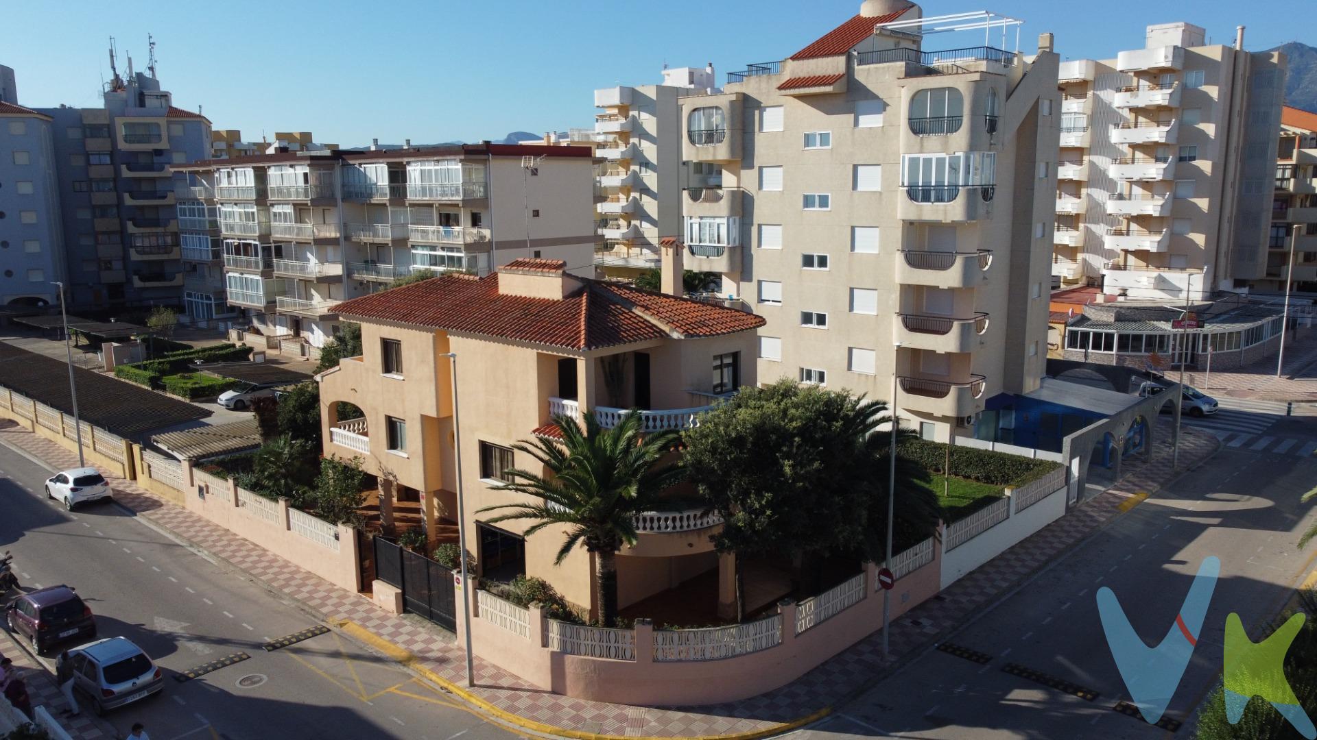 Sumérgete en la experiencia de vivir en una casa privilegiada en la codiciada playa de Xeraco, considerada la mejor valorada de la provincia de Valencia. Esta villa espectacular, situada prácticamente en primera línea de mar, te ofrece una combinación perfecta de tranquilidad y fácil acceso por autovía desde cualquier punto. Características de la Propiedad:. - Parcela y Construcción: La propiedad cuenta con una parcela propia de 326 m² y una superficie construida de 279 m² distribuidos en tres plantas. - Vistas y Ubicación: Disfruta de vistas impresionantes al mar y la cercanía a las dunas, a tan solo cincuenta metros. - Planta Baja: Encontrarás un amplio garaje con capacidad para varios vehículos, un cuarto de lavandería y trastero, además de un jardín con zonas cubiertas y descubiertas. - Primera Planta: Relájate con vistas al mar desde las dos terrazas, una en el salón comedor y otra en la cocina. También hay un baño completo en esta planta. - Segunda Planta: Alberga cuatro dormitorios y otro baño completo. Dos de los dormitorios cuentan con terrazas privadas con vistas al mar. Esta propiedad no solo ofrece una calidad de vida excepcional, sino que también despierta la envidia y la admiración de quienes la ven. . ¡Contáctanos Ahora!. Si deseas ser tú quien disfrute de esta maravillosa villa, no esperes más. ¡Contacta con nosotros ahora mismo y haz de esta casa tu hogar!. La descripción del presente inmueble e imágenes tienen mero carácter informativo y en ningún caso carácter contractual, pudiendo ser modificados por la inmobiliaria comercializadora sin que ello implique responsabilidad alguna frente a terceros. En el precio de venta a público, esta propiedad NO incluye los gastos de adquisición (Notario, registro, gestión, honorarios, etc…).