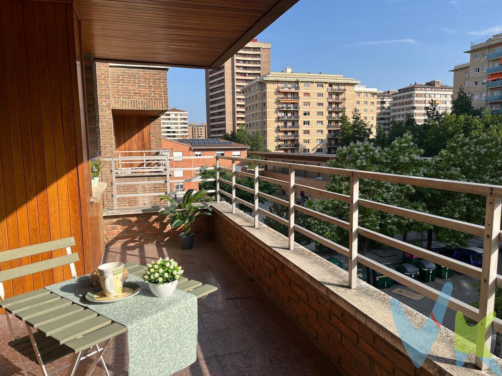 En una de las zonas más consolidadas y valoradas de Pamplona, se encuentra esta amplia vivienda de 146 m² construidos (111 m² útiles), en pleno corazón del barrio de Iturrama, junto al IES Basoko y a un paso de la Vuelta del Castillo. Una ubicación privilegiada, con todos los servicios a mano: comercios, centros educativos, ambulatorio, transporte público y zonas verdes, todo a un cómodo paseo del centro de la ciudad. La vivienda, situada en una tercera planta, es prácticamente toda exterior, lo que garantiza luz natural durante todo el día. Cuenta con:. - 4 dormitorios (todos ellos exteriores). - 1 baño completo y 1 aseo. - Salón con acceso a una terraza soleada con agradables vistas despejadas. - Cocina de buen tamaño con tendedero cubierto, ideal también como despensa. - Segundo balcón con salida desde uno de los dormitorios. - Armarios empotrados que aportan gran capacidad de almacenaje. Además, se incluye en el precio una cómoda plaza de garaje en el mismo edificio, con acceso directo desde el ascensor. Una vivienda ideal para familias o quienes buscan espacio, luz y una ubicación con calidad de vida. ¡Ven a visitarla y descubre tu nuevo hogar en Iturrama!. (Las superficies expresadas en esta página tienen carácter descriptivo y son aproximadas. Datos meramente informativos, sin valor contractual. El PVP indicado no incluye impuestos, gastos de transmisión). 