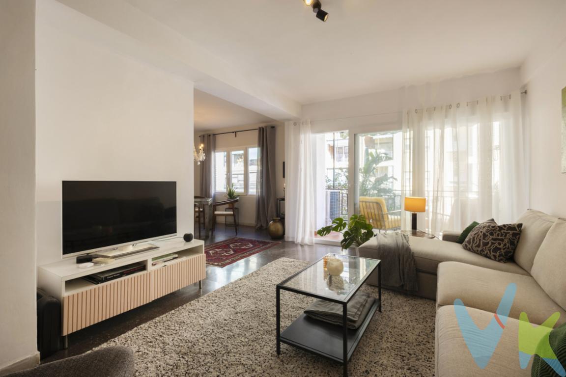 En una de las mejores calles del barrio de Malilla, calle Juan Ramón Jiménez, les presentamos esta vivienda en venta que reúne muchas de las características más demandadas y cada vez más difíciles de encontrar hoy en día.Situada en una segunda altura con orientación este, esta amplia vivienda de 143 m² construidos destaca por su luminosidad y excelente distribución. Dispone de un gran salón-comedor doble, espacioso y acogedor, con salida directa a un magnífico balcón-terraza donde disfrutar del aire libre sin salir de casa.La vivienda cuenta con 3 dormitorios, 2 cuartos de baño completos y una cómoda cocina independiente con salida a galería, aportando ese espacio extra de almacenamiento y desahogo tan necesario en el día a día.Ha sido reformada en gran parte, incorporando mejoras clave como carpintería exterior renovada, aire acondicionado por conductos y alisado de paredes en la mayoría de las estancias, entre otras actualizaciones que elevan el confort y la calidad de vida.Incluye plaza de garaje en el precio, un valor añadido imprescindible en la zona.Pero si algo convierte esta propiedad en una oportunidad verdaderamente diferencial es su comunidad: los vecinos son propietarios de los locales comerciales del edificio, actualmente alquilados. Gracias a estos ingresos, los gastos de comunidad quedan totalmente cubiertos, e incluso permiten afrontar posibles mejoras o reparaciones en la finca sin derramas extraordinarias. Un beneficio económico real y muy poco habitual.Ubicada en Malilla, uno de los barrios con mayor crecimiento y proyección de Valencia, con importantes inversiones en infraestructuras y excelente conexión con el centro de la ciudad y el transporte público. A tan solo 50 metros encontrarás supermercados como Aldi, Mercadona y Consum, además de comercios de proximidad, centros médicos, colegios y una amplia oferta de restauración.Una vivienda amplia, reformada, con terraza, garaje y comunidad saneada en una de las zonas con más futuro de Valencia.Si estás buscando espacio, luz y tranquilidad sin renunciar a la ciudad, esta puede ser tu próxima casa. Llámanos y ven a descubrirla en persona. Te va a sorprender.Agencia Registrada con el Nº 89 en el Registro Obligatorio de Agentes Inmobiliarios de la Comunitat Valenciana. Puede consultar en la web de la GVA:https://habitatge.gva.es/es/registres-en-materia-habitatgeLa oferta está sujeta a cambios de precio o retirada del mercado sin previo aviso. Este anuncio en su conjunto, incluyendo textos, fotos, imágenes o cualquier otro contenido de este, no es vinculante dado que la información es ofrecida por terceros y puede contener errores. Se muestra a título informativo y no contractual.Gastos de la compraventa a cargo de la parte compradora no incluidos en el precio del inmueble a tener en cuenta:- ITP con carácter general en Valencia es del 10%, pudiendo corresponderle otro tipo impositivo atendiendo a sus circunstancias personales (por edad, renta o situación familiar primera vivienda habitual, etc ) previstas legalmente.*Base imponible del impuesto el mayor valor entre el precio de compraventa, la tasación o el valor de referencia catastral.- Gastos de notaría y registro, en su caso, suelen oscilar aprox; entre 1,5% y 2,5% (aranceles variables según valor de compraventa, n.º de copias, etc ).- Si tramita la inscripción una gestoría, deberá abonar sus honorarios más IVA ( en este caso suele oscilar entre los 250EUR y los 400EUR + IVA).- Honorarios de mediación inmobiliaria a cargo del comprador del 3% del precio final de venta más IVA (21%), salvo otro pacto.Por mandato expreso del propietario, comercializamos este inmueble en exclusiva, lo que le garantiza el acceso a toda la información, a un servicio de calidad, un trato fácil, sencillo y sin interferencias de terceros. Por este motivo, se ruega no molestar al propietario, a los ocupantes de la propiedad o a los vecinos. Muchas gracias por su comprensión. Si usted es agente inmobiliario y tiene un cliente para este inmueble, llámenos: estaremos encantados de colaborar.Se informa al consumidor que la agencia actúa como intermediaria inmobiliaria en la operación, estando cualquier eventual compraventa y sus condiciones sujeta a la aceptación expresa del propietario-vendedor y a la posterior formalización del correspondiente contrato. 