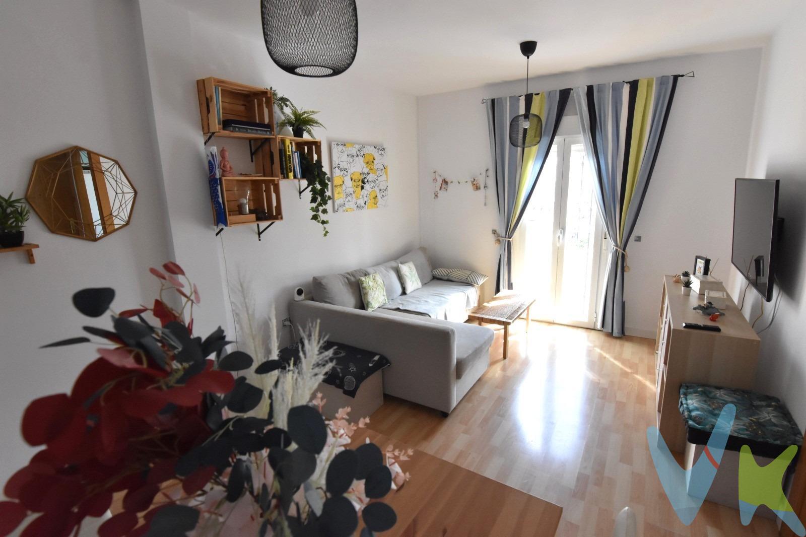 Presentamos un atractivo piso situado en la vibrante zona de Gran Plaza. Este luminoso segundo sin ascensor cuenta con una superficie construida de 81 m², completamente reformado y amueblado para ofrecer comodidad desde el primer día. Dispone de tres habitaciones sencillas que se adaptan perfectamente a las necesidades familiares o como inversión para alquiler. El inmueble incluye un baño completo y un aseo adicional, ideal para maximizar tu confort diario. Su orientación este-oeste garantiza la entrada abundante de luz natural durante todo el día. Disfruta del aire acondicionado centralizado que climatiza toda la vivienda proporcionando frescura tanto en verano como calorcito cuando llega el invierno; además su disposición es totalmente exterior lo cual permite disfrutar vistas hacia los árboles cercanos al piso e invita a conectar con espacios naturales urbanos perfectos para pasear. La ubicación estratégica ofrece fácil acceso al transporte público: autobuses cercanos así como estación del metro son parte integral del barrio, facilitando desplazamientos rápidos por toda Sevilla. También hay zonas infantiles adyacentes ideales si tienes niños pequeños o simplemente deseas relajarte disfrutando unos momentos agradables junto a ellos. . Informamos a nuestro clientes que el precio de venta no incluye lo siguiente: Honorarios de la agencia inmobiliaria, impuestos (el Impuesto de Transmisiones Patrimoniales, I. V. A. , o A. J. D. , en su caso), otros gastos de la compraventa (gastos de registro de la Propiedad, Notaría, gestoría ni de posible financiación). Documento D. I. A. a disposición del consumidor según Decreto 218/2005 Junta de Andalucía.