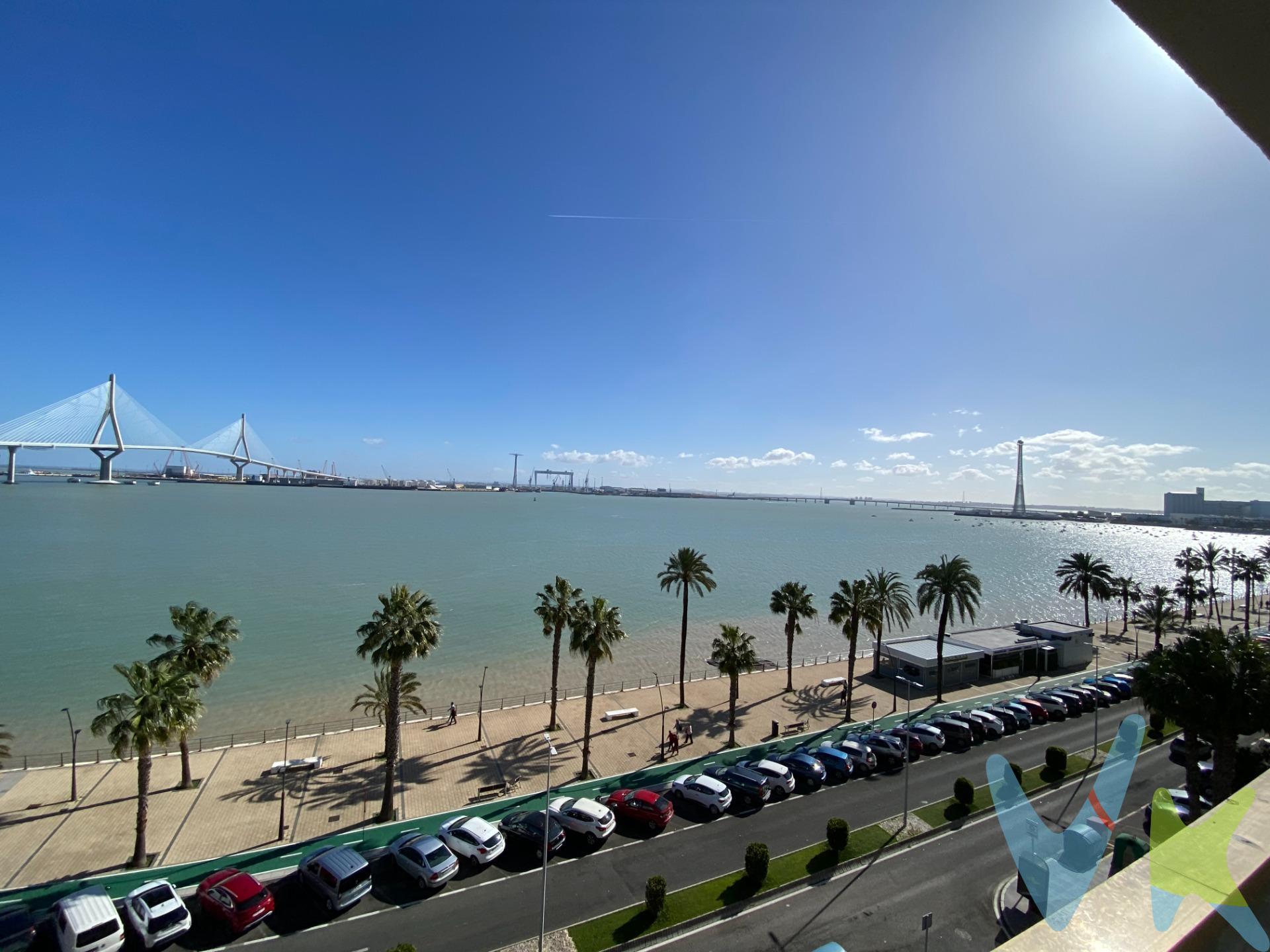 ¿Buscas espacio, luz y el amanecer perfecto? Este amplio piso de 114 m² en la zona de la Barriada es el lienzo en blanco que estabas esperando. Lo más espectacular: sus grandes ventanales con orientación Este, que inundan la casa de luz natural y ofrecen unas vistas privilegiadas sobre la Bahía de Cádiz. - Espacio de sobra: 3 habitaciones dobles y una sencilla (perfecta para despacho o vestidor). - Comodidad: 2 baños completos para evitar las esperas por la mañana. - Potencial infinito: Aunque necesita reformas parciales, su distribución permite crear un hogar moderno y a medida en una de las zonas más dinámicas de la ciudad. Vive a un paso de todo, con la comodidad de tener comercios, servicios y el mar a tu alcance. En cumplimiento del Decreto de la Junta de Andalucía 218/2005 de 11 de octubre, se informa al cliente que los gastos notariales, registrales, ITP, honorarios de intermediación y/o financieros y otros gastos inherentes a la compraventa no están incluidos en el precio y le serán debidamente informados en nuestras oficinas. 