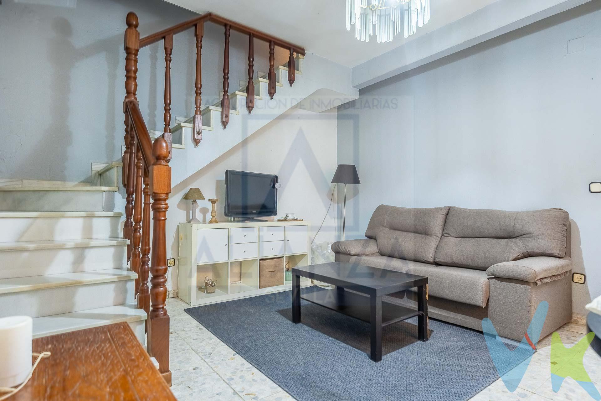 Casa en venta en Camas: amplitud, comodidad y entorno natural. Descubra esta magnífica vivienda unifamiliar de dos plantas situada en una tranquila zona de Camas, rodeada de naturaleza. Una oportunidad ideal para familias que buscan espacio, comodidad y calidad de vida. La vivienda cuenta con cuatro dormitorios, uno de ellos ubicado en la planta baja, una característica muy práctica para personas con movilidad reducida, invitados o para destinarlo a despacho. Dispone además de dos baños completos, ofreciendo funcionalidad y confort para toda la familia. En su interior encontrará un acogedor salón, perfecto para disfrutar de momentos de reunión y descanso, así como una cocina independiente, amplia y cómoda para el día a día. La casa también dispone de un pequeño patio privado. En la planta superior destaca una amplia azotea privada con trastero, un espacio versátil que permite disfrutar del buen clima durante todo el año, realizar reuniones familiares o disponer de una zona adicional de almacenamiento. La propiedad incluye además garaje privado, aportando comodidad y seguridad para su vehículo. Ubicada en un entorno privilegiado, rodeado de naturaleza y tranquilidad, esta vivienda combina la paz de una zona residencial, convirtiéndose en el hogar perfecto para quienes desean vivir cerca de la ciudad sin renunciar a la calidad de vida. No deje pasar esta oportunidad y venga a conocer la casa que puede convertirse en su nuevo hogar. En cumplimiento de las obligaciones de información previstas Disp. final 3ª de la Ley 10/2025, de 28 de diciembre, de servicios de atención a la clientela y transparencia, así como en la normativa sectorial vigente, y RD 218/2005 de Inf. de la Junta de Andalucía, el precio indicado no incluye los gastos e impuestos inherentes a la adquisición, los cuales se desglosan estimados o con posibilidad de calcularlos a continuación; los gastos más ajustados serán dados en el D.I.A. en la visita a inmuebles, o antes. *Gastos de Notaría: La Minuta se calculará según al arancel notarial oficial: Anexo I, del Real Decreto 1426/1989, de 17 de noviembre. Enlace: notariared.com/calculadora-gastos-compra-vivienda/. *Gastos de Registro de la Propiedad: La inscripción se facturará según el arancel oficial: ANEXO I, del Real Decreto 1427/1989, de 17 de noviembre. Igual enlace anterior. *Gastos de Gestión (Gestoría): Los honorarios por la tramitación administrativa, liquidación de impuestos e inscripción registral ascienden de forma estimativa a [363 € aprox.] (IVA incluido), aunque depende de cada caso, y su dificultad. *Honorarios Agencia del Vendedor: incluidos en el PVP. *Honorarios Agencia del comprador: La agencia prestará los servicios de información, asesoramiento y acompañamiento previstos en el Encargo de Servicios y en el D.I.A. Si solicita servicios adicionales o personalizados, sus honorarios serán informados previamente, de forma individualizada y por escrito, conforme a la libertad de pactos y a la normativa vigente. *Si necesita Financiación, su banco le informará. *Impuesto sobre Transmisiones Patrimoniales (ITP): Se aplicará el tipo impositivo vigente en Andalucía (generalmente el 7%, sin perjuicio de tipos reducidos del 6%. 3,5%, etc, aplicables según las circunstancias personales del comprador o las características del inmueble). El impuesto se devenga sobre el superior entre: 1.- Valor de Referencia de Catastro; y 2.- Precio de venta. Puede calcular su situación personal en el portal oficial de la A.T. de Andalucía. enlace: juntadeandalucia.es/organismos/economiahaciendayfondoseuropeos/areas/tributos-juego/tributos/paginas/impuestos-cedidos-transmisiones.html