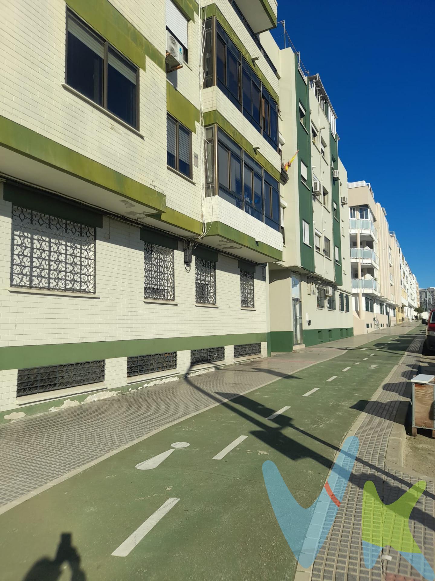 Ubicado en la  ciudad de San Fernando, este inmueble  se encuentra en una zona estratégica conocida como Pery Junquera / Ardila. Con un área útil de 19,27 m² y situado  en planta baja, dando a patio de la finca ,  ofrece excelentes posibilidades para diversas actividades comerciales o profesionales, originalmente local destinado a   tres trasteros que  a actualmente están unidos  , mas un aseo con ventilación.  Este espacio es ideal para oficina, despacho o incluso almacenamiento mediante trasteros .  Su conservación actual permite que el nuevo propietario personalice el  local según sus necesidades específicas . La ubicación privilegiada asegura buen  acceso  desde diferentes puntos de la ciudad gracias a su conectividad vial eficiente. Esta propiedad representa una excelente oportunidad de inversión. No dude en llamarnos para mas información , disponemos de planos y posibles distribución de trasteros. Gastos impuestos y honorarios Agencia No incluido en el precio.