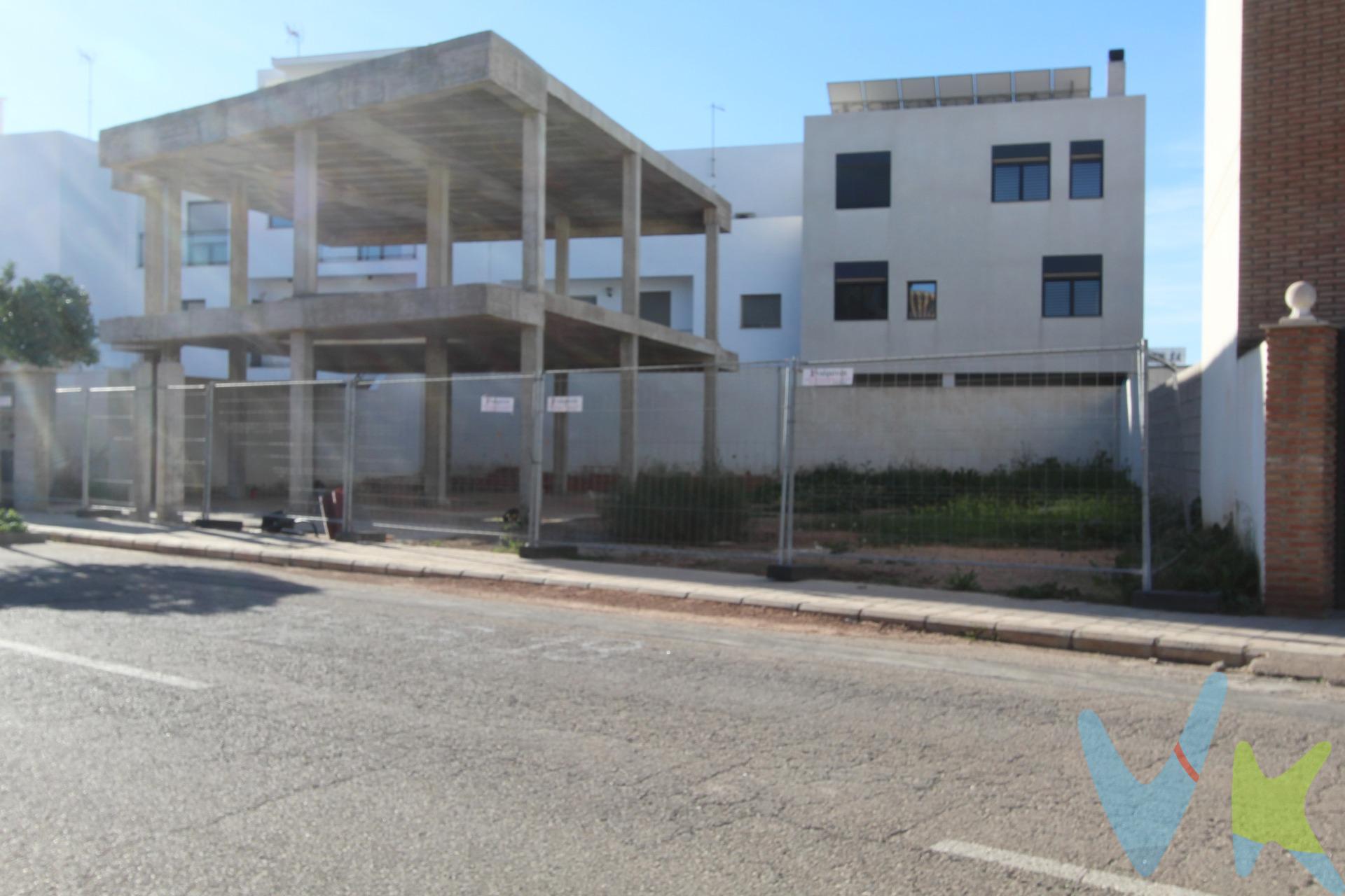 ¡Oportunidad única para construir tu futuro!  . Se vende terreno urbano con licencia de obra y una construcción ya iniciada, ubicado en una de las zonas residenciales más valoradas por su entorno privilegiado y su proximidad a Valencia. La parcela está estratégicamente situada cerca de todos los servicios esenciales, como comercios, colegios y centros de ocio, además de contar con excelentes conexiones de transporte público, incluyendo metro y autobuses.  . Este terreno es ideal tanto para edificar la casa de tus sueños como para invertir en una propiedad con alto potencial de revalorización. Un lugar donde la comodidad, la accesibilidad y el entorno se unen para ofrecer una oportunidad que no querrás dejar pasar.  . ¡Haz realidad tus proyectos y solicita más información hoy mismo!. La descripción del presente inmueble e imágenes tienen mero carácter informativo y en ningún caso carácter contractual, pudiendo ser modificados por la inmobiliaria comercializadora sin que ello implique responsabilidad alguna frente a terceros. En el precio de venta a público, esta propiedad NO incluye los gastos de adquisición (Notario, registro, gestión, honorarios, etc…).