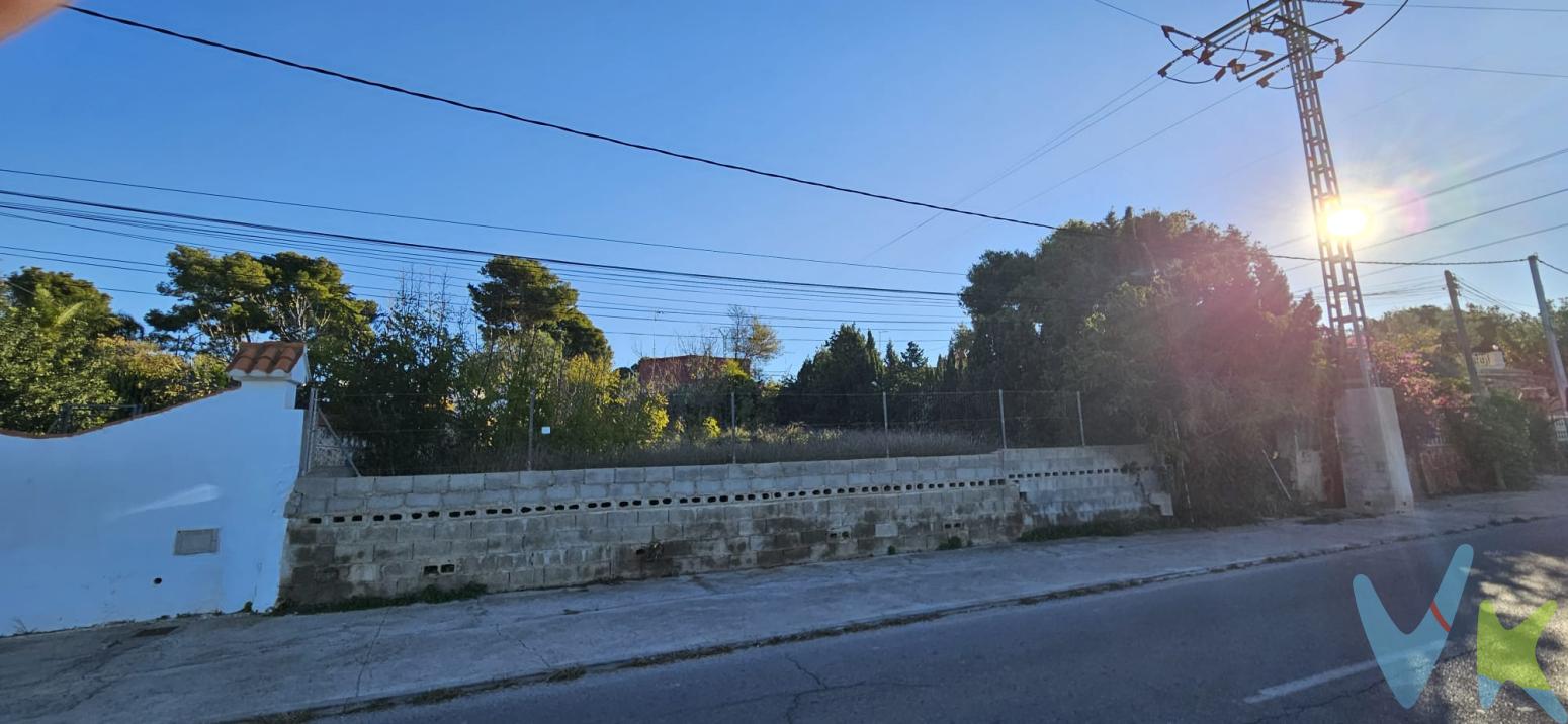 Ponemos a la venta esta parcela de 551 m² en Camí de Paterna, 53, ubicada en la urbanización Paterna de Bétera, en una zona estratégica con enorme proyección de futuro. Situada a las afueras del núcleo urbano, en un entorno tranquilo y bien conectado, representa una excelente oportunidad para quienes buscan invertir hoy pensando en el desarrollo de mañana.Según información de la propiedad, se trata de un suelo urbanizable sujeto al desarrollo del PAI, un aspecto que convierte esta parcela en una opción muy interesante para perfiles inversores y promotores que quieran posicionarse en una zona con expectativas de crecimiento y posible revalorización.Su cercanía al entorno de Mas Camarena, al Parque Tecnológico de Paterna y a importantes vías de conexión con Valencia refuerzan aún más su atractivo. Una ubicación que une proyección, accesibilidad y un entorno cada vez más consolidado.Una oportunidad para apostar por suelo en una de las áreas con mejor evolución del entorno de Bétera.El precio no incluye gastos de notaría, gestoría y registro de la propiedad, que se concretarán según su arancel profesional; los impuestos aplicables, a determinar según su normativa específica; los gastos de financiación, en su caso; ni los gastos de agencia inmobiliaria en las condiciones que se pacten con ésta.