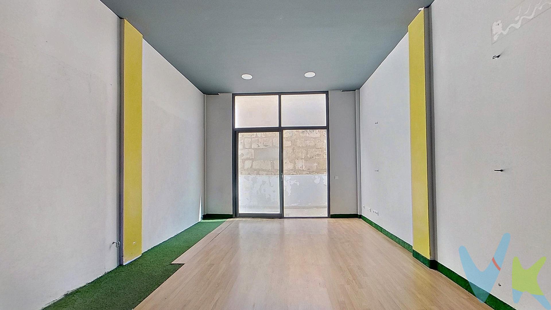 Te presentamos este local comercial, a pie de calle, en la calle Santiago Rusiñol, zona muy  tranquila del centro urbano de Inca situada a apenas cinco minutos caminando de la estación de tren y muy próxima al centro comercial. Ubicado en un edificio construido en 2010, de 3 alturas y tan solo 6 vecinos (4 viviendas + 2 locales). Con 67 metros cuadrados construidos (57 m² útiles) y estado a reformar, ofrece la posibilidad de proyectar el espacio desde cero según la actividad prevista. Se presenta diáfano, con separación para aseo, pendiente de reforma. Cuenta con instalación de electricidad y agua, así como salida de humos, un extra poco habitual que abre la puerta a proyectos de hostelería, cafetería o cualquier actividad que requiera ventilación específica. . Se accede bien por la puerta de entrada de la calle  Santiago Rusiñol como desde el interior del zaguán del edificio. Además dispone de salida trasera a un pequeño patio propio, lo que aporta ventilación cruzada y flexibilidad de uso. . - El local no dispone ni puede disponer de uso de vivienda, según consulta realizada recientemente  con el  Ayuntamiento de Inca. - El comprador debe tramitar la licencia de actividad según el uso final. - Certificación energética C. - Dispone de preinstalación de aire acondicionado y calefacción. - Gastos de comunidad reducidos: 25 €/mes. Una ubicación estratégica: entorno residencial tranquilo, conexión directa por tren con Palma y el resto de la isla, y proximidad al principal foco comercial de Inca. Especialmente adecuado para el profesional que actualmente paga un alquiler y quiere dar el paso de adquirir su propio local para desarrollar su actividad con su cartera de clientes ya consolidada; abogado, gestor, arquitecto, fisioterapeuta, estética, consultoría o cualquier servicio profesional que valore un espacio propio, funcional y con proyección de futuro. No dudes en contactar con nosotros para coordinar una visita. El precio de venta indicado no incluye el Impuesto de Transmisiones Patrimoniales (ITP), que será orientativamente del 8 %, ni los gastos notariales y registrales, estimados orientativamente en un 2 % del valor de la compraventa, los cuales deberán ser abonados por la parte compradora al firmar la correspondiente escritura pública. El importe de los impuestos se calcula sobre el precio final que conste en la escritura pública y puede variar en función de la normativa aplicable, así como de las subvenciones, ayudas, edad y demás circunstancias personales del contribuyente. Los honorarios de la agencia inmobiliaria serán asumidos íntegramente por la parte vendedora, no suponiendo coste alguno para la parte compradora. Inmobiliaria Inscrita en el Registre Oficial de Agents Immobiliaris de les Illes Balears con el NÚMERO REGISTRO: GOIBE747077/2024. 
