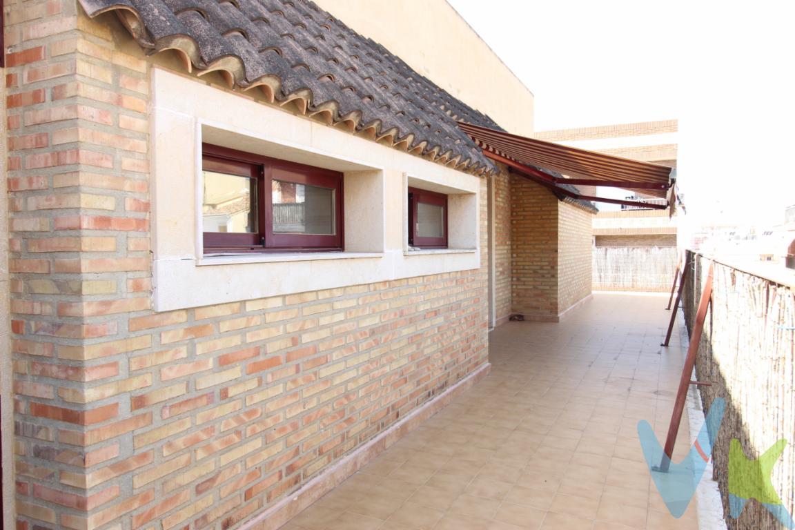 Ático con gran terraza y vistas privilegiadas en pleno centro de PaternaDescubre esta auténtica joya urbana en el corazón de Paterna. Un ático distribuido en seis estancias donde cada metro cuadrado ha sido aprovechado con una distribución racional, práctica y funcional.La vivienda dispone de un dormitorio principal, una segunda habitación, un amplio vestidor con posibilidad de reconvertirse en un segundo baño, un cuarto de baño completo de cuatro piezas, cocina independiente abuhardillada con ventanas apaisadas y un espacioso salón-comedor.Desde el dormitorio principal, el salón-comedor y la cocina se accede a una magnífica terraza esquinera, uno de los grandes atractivos de la vivienda. Un espacio ideal para disfrutar al aire libre con familiares y amigos, que además ofrece unas excepcionales vistas abiertas orientadas al sur.Desde esta privilegiada atalaya urbana podrás contemplar el eje vertebral de la ciudad, el Carrer Major, donde se concentran todos los servicios esenciales y gran parte de la actividad comercial, cultural y festiva de Paterna. Durante el mes de agosto, este entorno se convierte en el escenario principal de las tradicionales fiestas de Moros y Cristianos, así como de numerosos actos sociales, procesiones cívicas y religiosas y de la emblemática fiesta de interés turístico nacional conocida como La Cordà.La orientación oeste de la terraza permite disfrutar también de vistas hacia el Parque de la Font del Gerro, un pequeño oasis verde situado prácticamente frente al Auditori Antonio Cabeza y al Centro Musical, aportando un agradable equilibrio entre vida urbana y espacios de esparcimiento.Una vivienda singular para quienes buscan amplitud exterior, vistas despejadas y una ubicación privilegiada en el centro histórico de Paterna.El PVP no incluye gastos asociados a la compraventa, notaria, registro, tramitación,   impuestos ni honorarios de intermediación a cargo del comprador. Debido a los diversas situaciones socio-económicas que puede tener como comprador,  los gastos de la compraventa en concreto su  la fiscalidad pueden variar, pida asesoramiento a  su agente de compra y le dará una provisión aproximada de los gastos de indicados  e importe exacto de los honorarios de la entidad intermediaria a su cargo.  Este inmueble está inscrito en el registro del Servicio de Inmuebles Certificados, certificado realizado por profesionales acreditados por el Registro de Agentes Inmobiliarios de la Comunitat Valenciana  RAICV nº 0008  ( https://sforms.gva.es/ws_sforms_cliente/servlet/Principal/obtenerDocumentoSForms?id_doc_sforms=62954&formato_doc=HTML&xml_parametros=%3CPARAMETROS%3E%3CSF_SIS_ICP%3E1%3C%2FSF_SIS_ICP%3E%3CPARAMEXPE%3E46,190%3C%2FPARAMEXPE%3E%0A%3C%2FPARAMETROS%3E) gracias a  ello usted tiene la  tranquilidad  se han comprobado la titularidad y cargas del inmueble revisando las escrituras y solicitando una nota simple y todo está en orden para proceder a la compra. Se asegura que los inmuebles que vas a visitar cuentan con toda la documentación exigida por la legislación vigente, revisada por un profesional acreditado como se indica anteriormente. Puede comprobar con el correspondiente certificado energético (CEE) la calificación energética y el gasto energético que tendrá en el futuro.  Pueda seleccionar el inmueble gracias a un buen reportaje fotográfico de calidad y no lo descartar por unas malas fotografías o engañosas que no reflejan la realidad del inmueble . Usted es conocedor de si el inmueble tiene la calificación de vivienda de protección oficial, su precio máximo de venta en tal caso y si puede beneficiar se de alguna bonificación en los impuestos . Conoce  el valor  de referencia ( el que asigna catastro/ hacienda  tras un cálculo reglado )  del inmueble con anterioridad a la compra, ya que s i ese valor de referencia es superior al precio de compra, el comprador deberá abonar el Impuesto de Transmisiones Patrimoniales en función de ese valor.  Usted  podrá  tener acceso a las distintas superficies reales , registrales y catastrales del inmueble y comprobar si hay discrepancias entre ellas y la realidad inmobiliaria . Usted conocerá si existen limitaciones urbanísticas o legales que limiten la transmisión y pueda tomar la decisión de compra de forma consciente., Y sobre todo,  el PVP del inmueble publicitado  ha sido ya negociado con la propiedad para que salga a la venta en precio ajustado a la realidad del mercado, por lo que usted tiene la garantía de un justiprecio en su compra. Ya que nuestra entidad se basa en un criterio muy sencillo para ello; SOLO UN BUEN PRECIO DE VENTA LO ES DE COMPRA, no admitiendo en cartera de inmuebles viviendas que no se ajustan a este criterio.                                Nuestra entidad es consciente que la compra de una vivienda, por regla general, es la inversión más importante de su vida, y es por ello que nos preocupa y ocupa a través de un equipo profesional interdisciplinar  usted disponga de toda la información y asesoramiento que le permita tener elementos de juicio objetivos  para tomar la decisión más adecuada a sus intereses, siempre estaremos a su lado  de principio a fin de todo el proceso