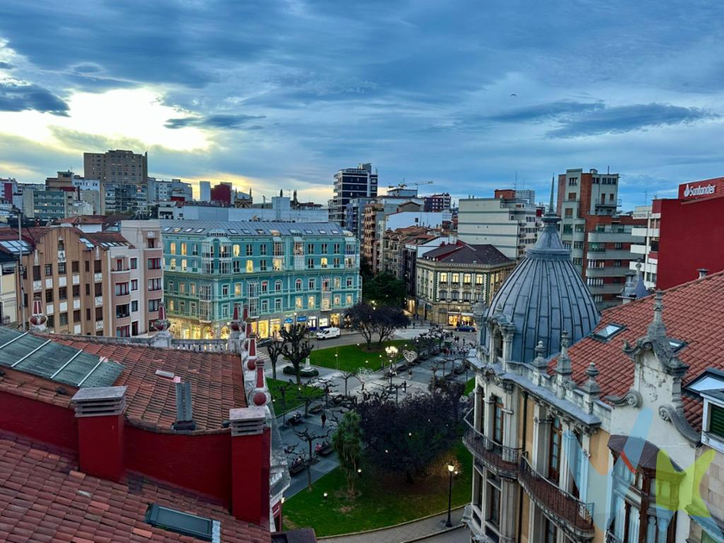 ✨ Ático exclusivo en el corazón de Gijón, a un paso de la playa ✨Descubre este maravilloso ático situado en una de las zonas más privilegiadas de Gijón: a escasos metros de la playa y con impresionantes vistas abiertas a la Plazuela San Miguel y al mar. Una vivienda única que combina luz, amplitud y una ubicación inmejorable.🌅 La joya del inmueble es su espectacular terraza, un espacio amplio y soleado perfecto para disfrutar de desayunos frente al mar, reuniones con amigos o simplemente relajarte contemplando el atardecer. También tiene un balcón al cual se accede desde el salón.El piso cuenta con: 🏡 Dos habitaciones luminosas 🌀 Amplio hall de entrada que aporta elegancia y comodidad 🍽️ Cocina independiente amueblada con todos los electrodomésticows 🛁 Baño reformado con amplio patio de ducha y con ventana, lo que garantiza ventilación natural y claridadAdemás, en el precio se incluye un gran trastero, ideal para almacenar con comodidad todo lo que necesites.El edificio tiene ascensor, gas  y la fachada ya está rehabilitada. Si buscas vivir en pleno centro de Gijón, con todas las comodidades alrededor y un espacio exterior único, este ático lo tiene todo, este tipo de propiedades salen muy pocas veces a la venta.Contamos con más de 35 años de experiencia acreditada y nuestro objetivo es garantizarle un servicio de compra humano, ético, de calidad, fácil y seguro. Nuestro equipo lo integran agentes con la titulación AIR (Agente Inmobiliario Registrado), somos CRS (Council of Residential Specialist) y API. (Agente de la Propiedad Inmobiliaria Colegiado nº248). Contamos con un seguro de Caución que nos permite garantizar el depósito de las cantidades entregadas por nuestros clientes.Te ayudamos con la financiación con las mejores condiciones hipotecarias hasta el 100%.Consulte en nuestras reseñas de Google lo que opinan los clientes que ya han trabajado con nosotros.EL PRECIO NO INCLUYE HONORARIOS DE INMOBILIARIA AL COMPRADOR DE 2% MÁS IVA, IMPUESTO DE TRASMISIONES PATRIMONIALES, NOTARIA Y REGISTRO.