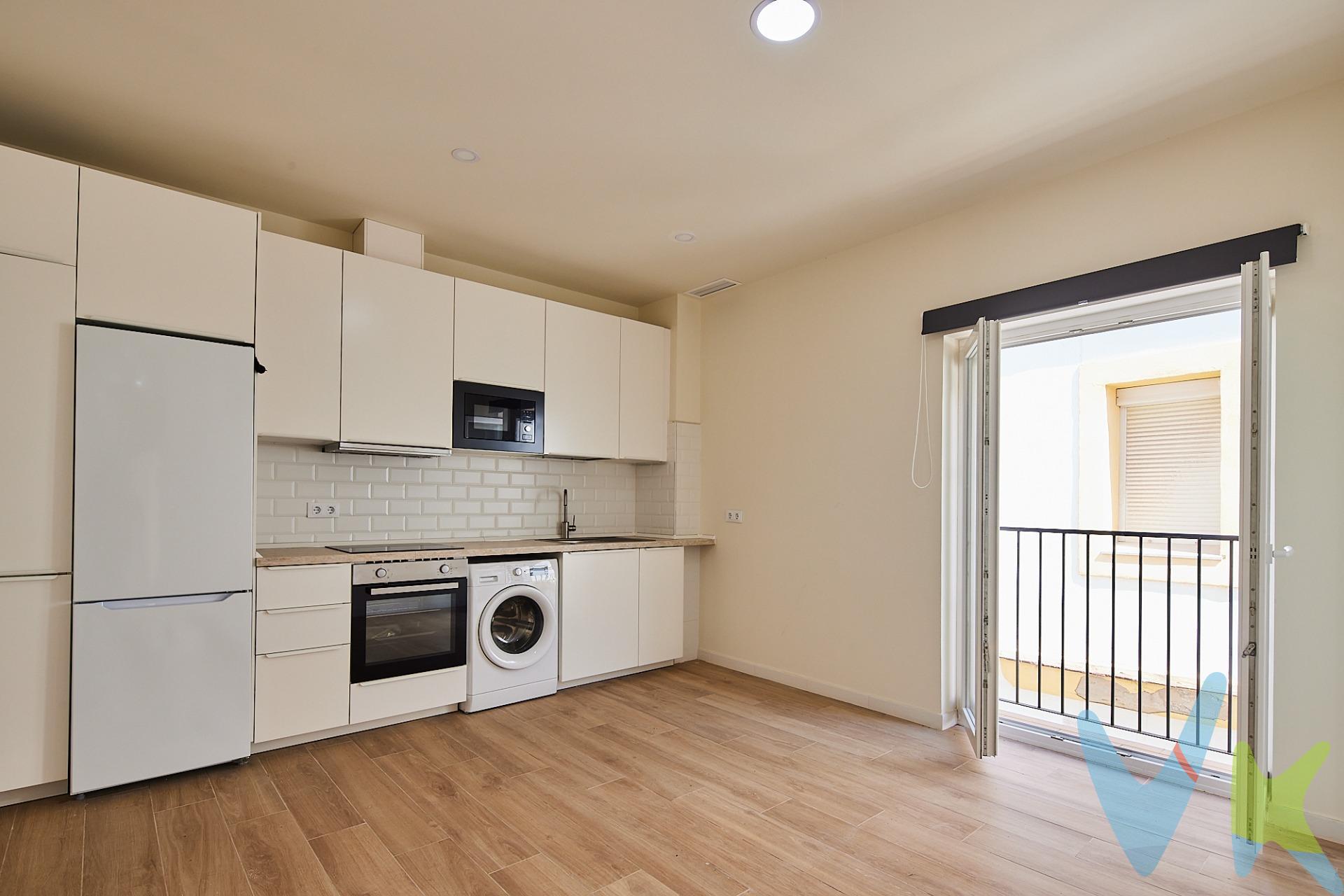 Ponemos a la venta este magnífico piso de obra nueva (año 2023), listo para entrar a vivir. Consta de 2 dormitorios (uno amplio y otro de tamaño estándar), 1 baño completo y un luminoso salón con cocina americana, ideal para disfrutar de un espacio moderno y funcional. La cocina está completamente equipada con electrodomésticos nuevos, sin estrenar, lo que convierte este piso en una excelente opción tanto para vivienda habitual como para inversión. Ubicado en una zona tranquila y muy demandada, con todos los servicios a mano, y a tan solo unos pasos del mar, este inmueble ofrece calidad de vida, comodidad y un entorno único en pleno corazón de Cádiz. Edificio rehabilitado completamente en sus instalaciones eléctricas, fontanería, revestimientos, aislantes, carpinterías, etc.., permaneciendo la estructura original del mismo. . Gastos, impuestos y honorarios de la agencia no incluidos en el precio. Si estás interesado en esta propiedad pero tienes que vender, contacta con nosotros, te ayudamos a encontrar comprador para tu vivienda. 