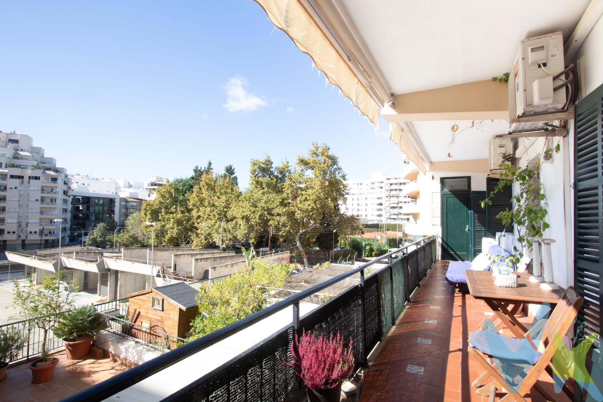 Te presentamos una exclusiva propiedad en planta baja ubicada en el vibrante y cotizado barrio de Santa Catalina, en Palma de Mallorca. Es el hogar ideal para familias internacionales o profesionales que buscan amplitud, confort y el auténtico estilo de vida mediterráneo sin renunciar a la calidez de un hogar acogedor. Santa Catalina es internacionalmente conocida por su atmósfera multicultural, su famoso mercado gastronómico y una sofisticada oferta de restaurantes, cafés y boutiques que le confieren un encanto único. Además, para los entusiastas del bienestar y el deporte, el prestigioso Palma Sport [amp;] Tennis Club se encuentra a tan solo unos metros, ofreciendo un oasis perfecto para mantenerse en forma y socializar. La propiedad cuenta con 214 m² construidos, perfectamente distribuidos en un diseño que equilibra comodidad y elegancia. Al entrar, un espacioso hall de recepción te da la bienvenida y nos conduce hacia la zona de descanso, compuesta por tres amplios dormitorios dobles. Uno de ellos destaca por incorporar un vestidor privado de 10 m², diseñado para ofrecer el máximo confort y privacidad. A continuación, se disponen dos baños completos y un despacho independiente, un espacio idóneo y muy funcional para el teletrabajo (home office) o el estudio. El corazón de la vivienda lo componen dos amplios salones y un comedor lleno de luz natural, ideales para relajarse o recibir invitados. La cocina, completamente equipada y con despensa, conecta fluidamente con las zonas de día y cuenta con un espacio para cenas informales, perfecto para el día a día. Desde aquí se accede a una terraza privada de 16 m², un rincón íntimo y acogedor ideal para disfrutar del excelente clima de Mallorca al aire libre. La propiedad dispone también de una práctica zona de lavandería independiente. Esta vivienda destaca por su carácter y su arquitectura típica mallorquina, con techos altos que aportan una gran sensación de amplitud y una carpintería interior de madera que añade calidez. Para un confort óptimo en cualquier estación del año, cuenta con ventanas de PVC con doble acristalamiento (Climalit) que garantizan un aislamiento perfecto, sistema de calefacción por radiadores de agua y aire acondicionado en los salones y la cocina. Una oportunidad única de adquirir una propiedad excepcional en una de las zonas más demandadas de Palma. ¡Santa Catalina te espera!. El precio de venta indicado no incluye el Impuesto de Transmisiones Patrimoniales (ITP), que será orientativamente del 8,82 %, ni los gastos notariales y registrales, estimados orientativamente en un 2 % del valor de la compraventa, los cuales deberán ser abonados por la parte compradora al firmar la correspondiente escritura pública. El importe de los impuestos se calcula sobre el precio final que conste en la escritura pública y puede variar en función de la normativa aplicable, así como de las subvenciones, ayudas, edad y demás circunstancias personales del contribuyente. Los honorarios de la agencia inmobiliaria serán asumidos íntegramente por la parte vendedora, no suponiendo coste alguno para la parte compradora. Inmobiliaria Inscrita en el Registre Oficial de Agents Immobiliaris de les Illes Balears con el NÚMERO REGISTRO: GOIBE747077/2024.