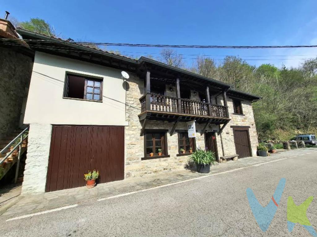ENCANTO RURAL EN PLENO CORAZON DEL VALLE DEL SAJAEn el idílico entorno de Los Tojos, en pleno Valle del Saja-Nansa, se encuentra esta preciosa vivienda que combina el encanto de la vida rural con todas las comodidades actuales.La casa, con una superficie de 251 m², se distribuye en dos plantas y ha sido reformada con gusto, encontrándose lista para entrar a vivir. Destacan sus amplios espacios, gran luminosidad y cálidos acabados en madera, presentes en suelos, techos y escalera, que aportan un ambiente acogedor y con carácter.En la planta baja encontramos una cocina independiente, muy amplia, luminosa y funcional, perfectamente equipada para el día a día, con salida a una acogedora salita con chimenea, ideal para disfrutar de momentos de descanso en un ambiente cálido y confortable.La planta superior alberga la zona de descanso, compuesta por cuatro dormitorios, uno de ellos en suite con baño en el interior, además de otro baño completo con plato de ducha. También encontramos un encantador saloncito con salida directa al balcón, un espacio perfecto para la lectura y desde el que se pueden contemplar preciosas vistas abiertas al valle y la montaña.La vivienda cuenta además con un amplio garaje y trastero, ofreciendo espacio más que suficiente para almacenaje o para distintos usos.Justo enfrente de la casa se sitúa una huerta de aproximadamente 280 m², con parte rústica y parte urbana, ideal como zona de cultivo, jardín o espacio de recreo.Cabe destacar que la propiedad dispone de licencia turística en vigor, lo que la convierte en una excelente oportunidad tanto como inversión con rentabilidad demostrable, como para uso propio combinado con alquiler vacacional.Una vivienda perfecta como residencia habitual, segunda vivienda o negocio de turismo rural, en un entorno natural privilegiado donde disfrutar de la tranquilidad y el aire puro.Te invitamos a visitarla y dejarte conquistar por la belleza de su entorno. ¡¡Llámanos y ven a verla: te encantará desde el primer momento!!Gastos e Impuestos no incluidos en el precio. Compra sujeta a ITP. El comprador se hará cargo de los costes de la escritura e inscripción en el Registro de la Propiedad.Más información sobre transparencia, impuestos, gastos y condiciones de compraventa en nuestra web www.activanorte.com